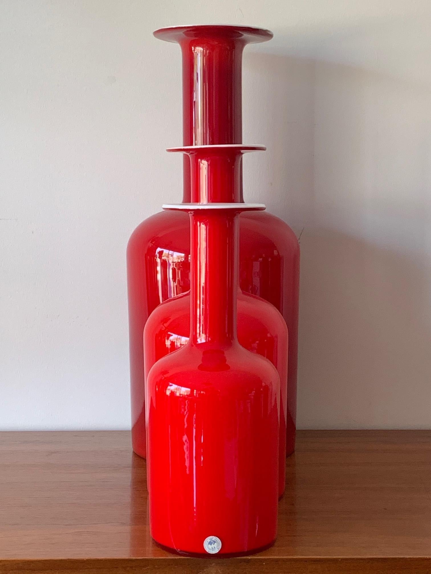 Gruppe von drei roten Otto Bauer Holmegaard-Flaschen (Geblasenes Glas) im Angebot