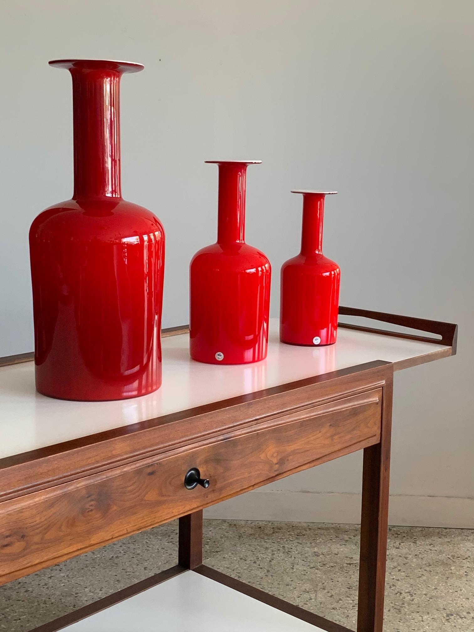 Gruppe von drei roten Otto Bauer Holmegaard-Flaschen im Angebot 1