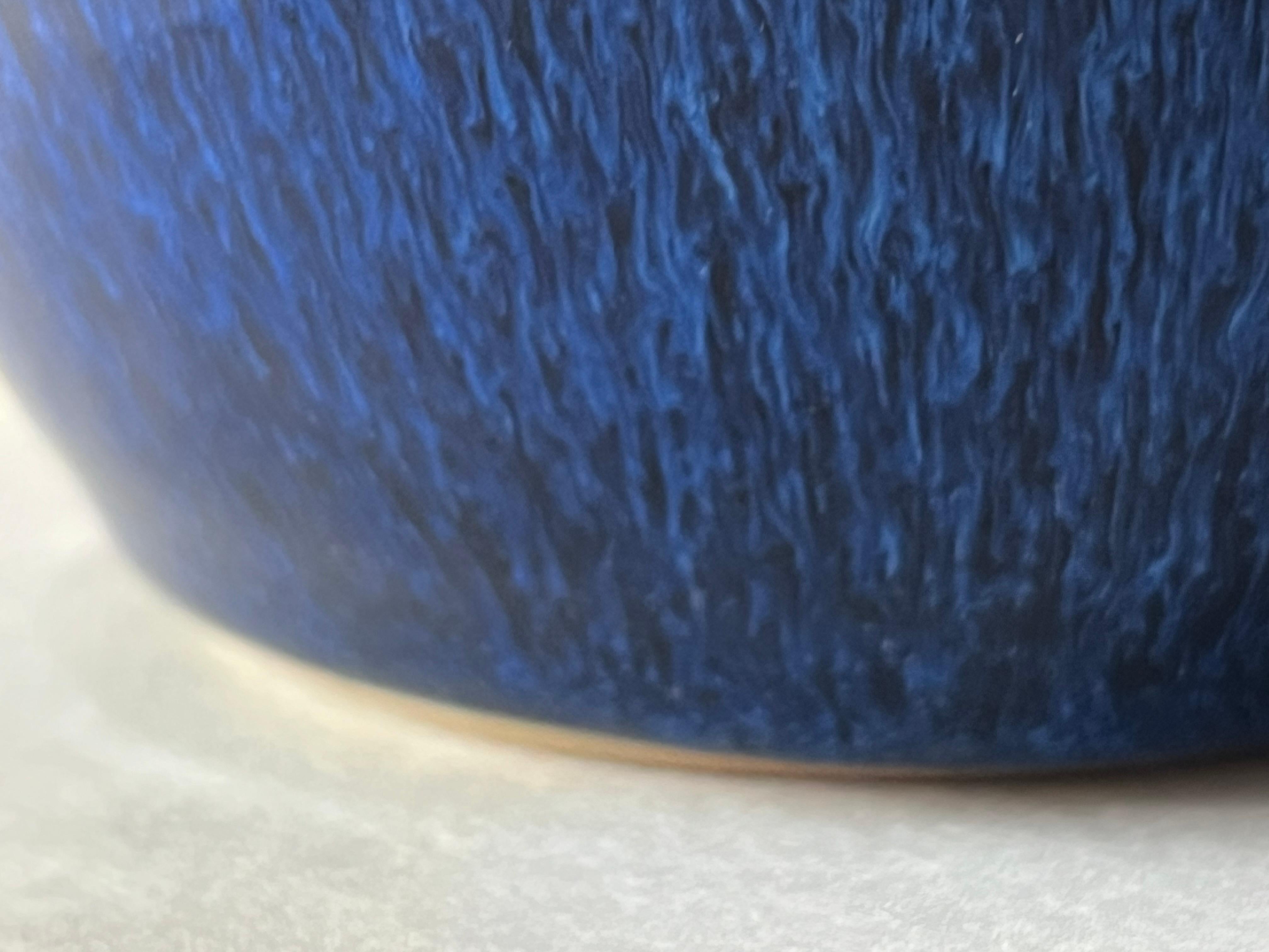 Japonais Groupe de trois vases japonais vintage bleu cobalt vers 1950 en vente