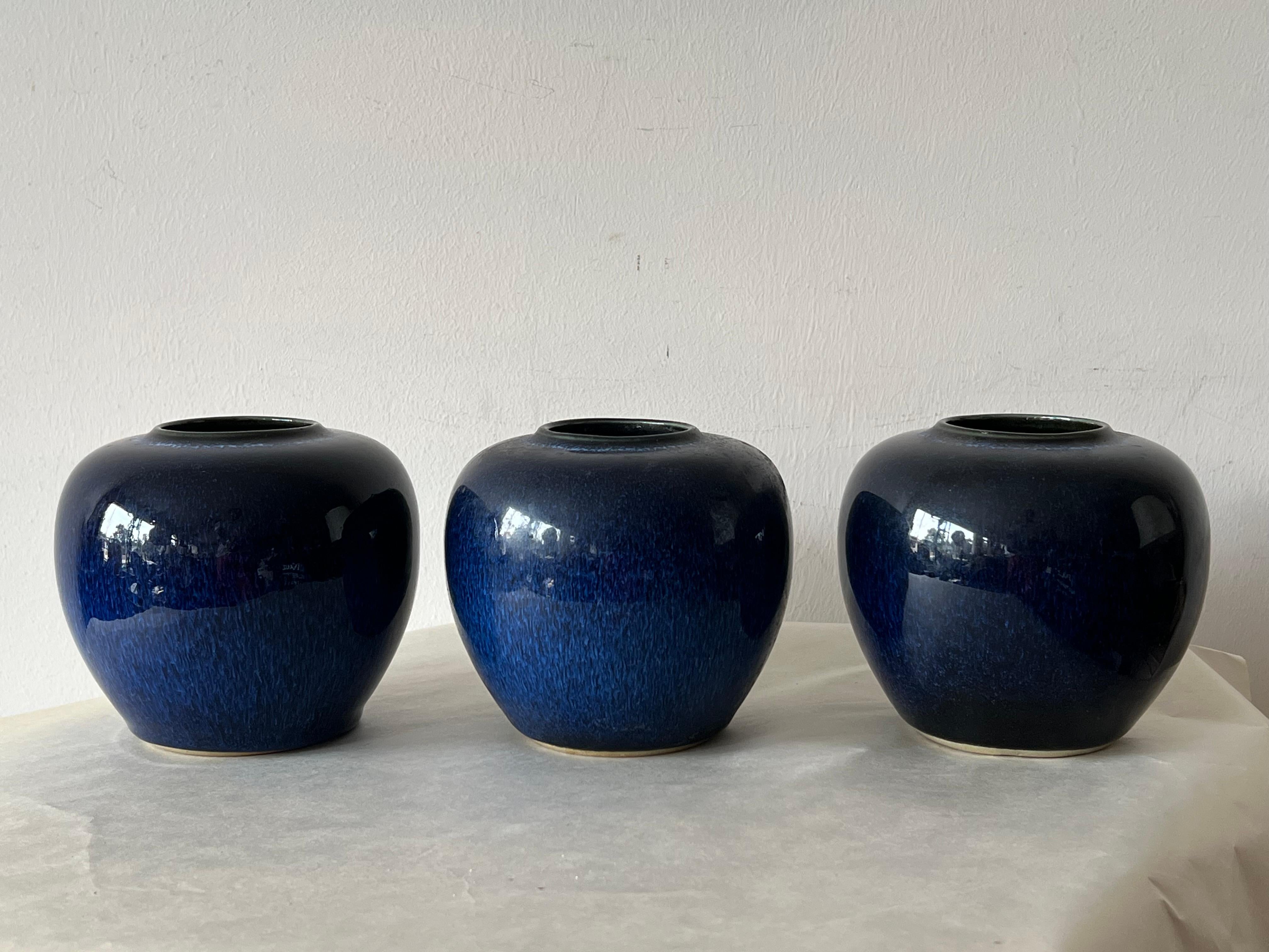 Milieu du XXe siècle Groupe de trois vases japonais vintage bleu cobalt vers 1950 en vente