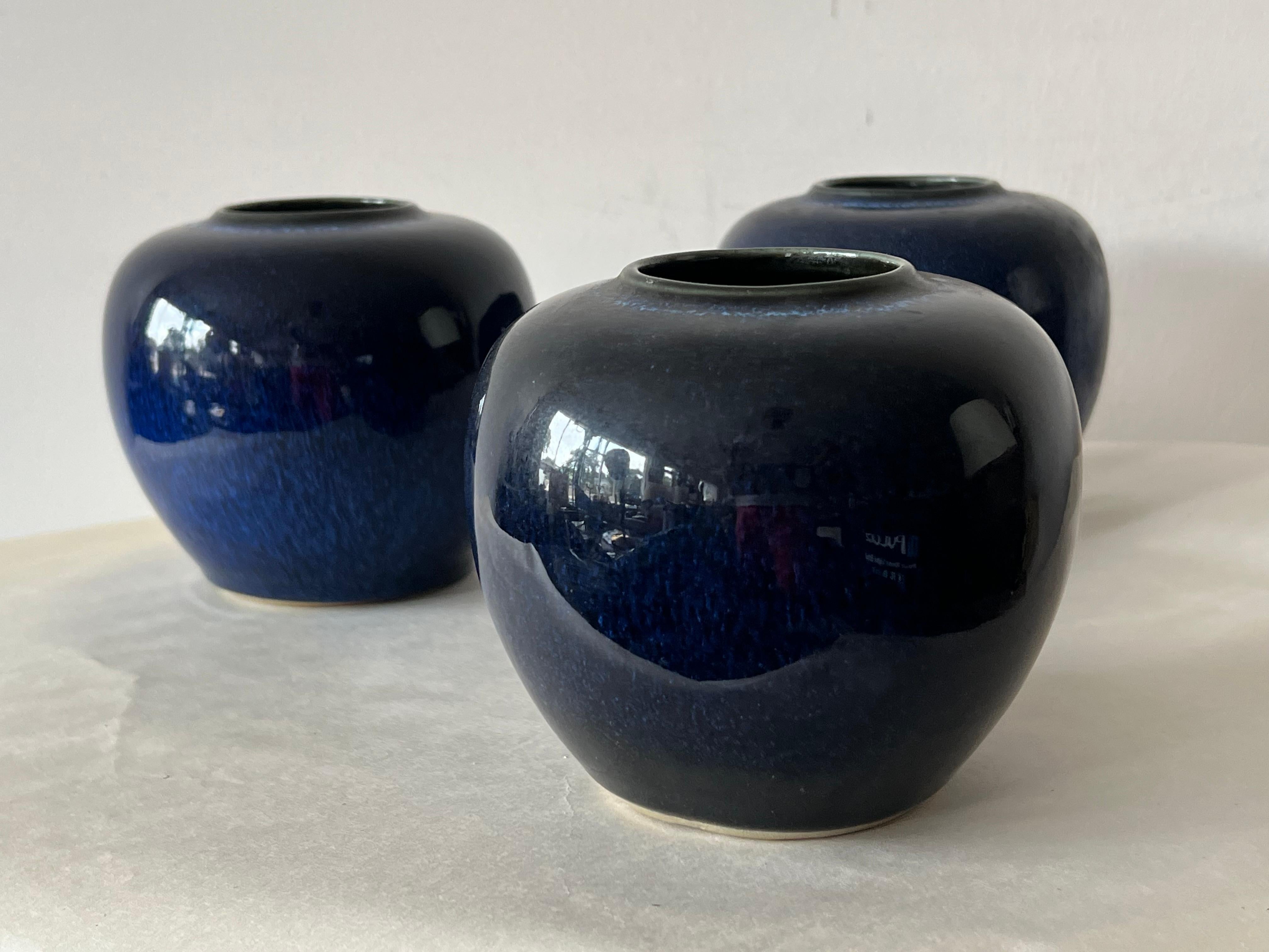 Céramique Groupe de trois vases japonais vintage bleu cobalt vers 1950 en vente