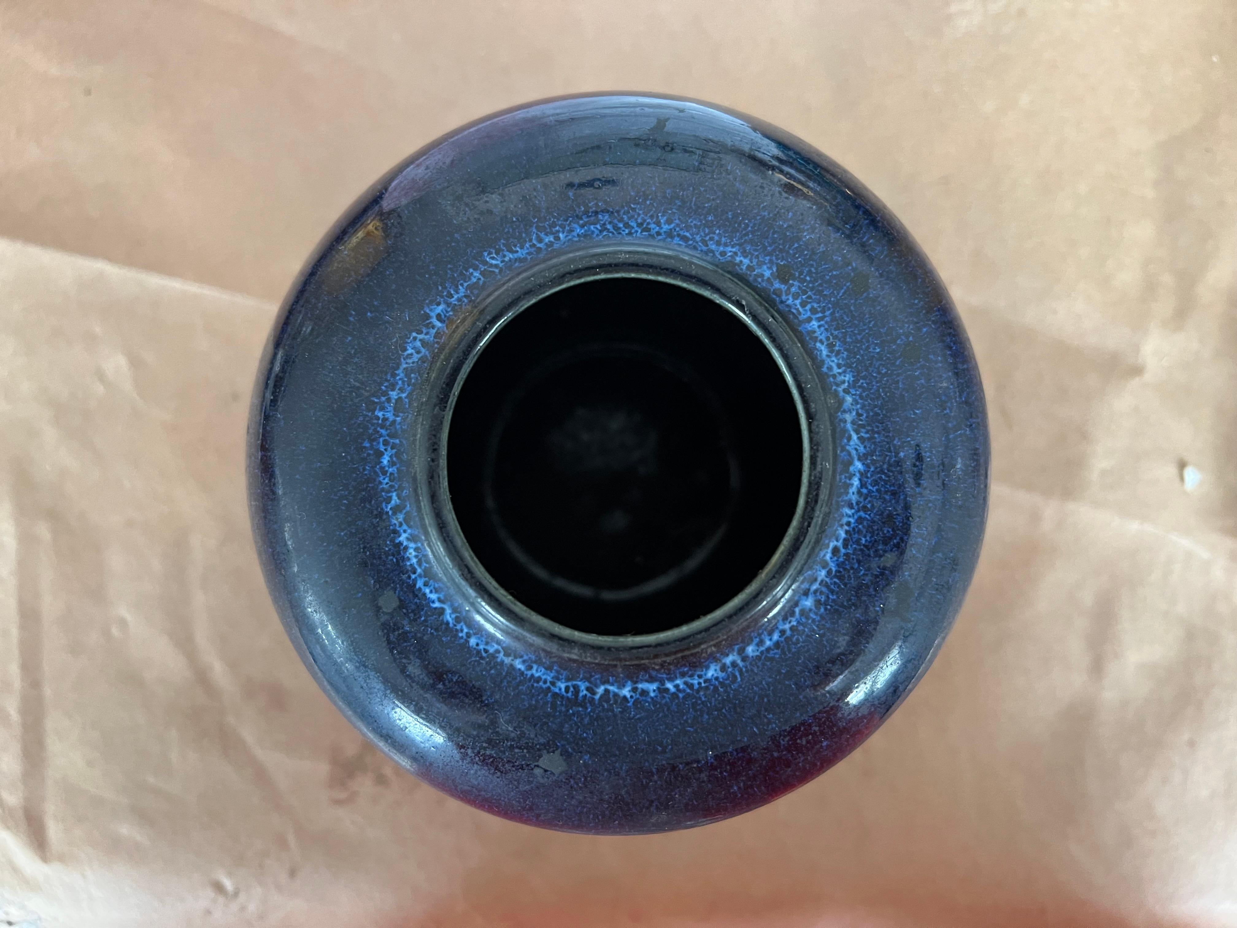 Groupe de trois vases japonais vintage bleu cobalt vers 1950 en vente 1