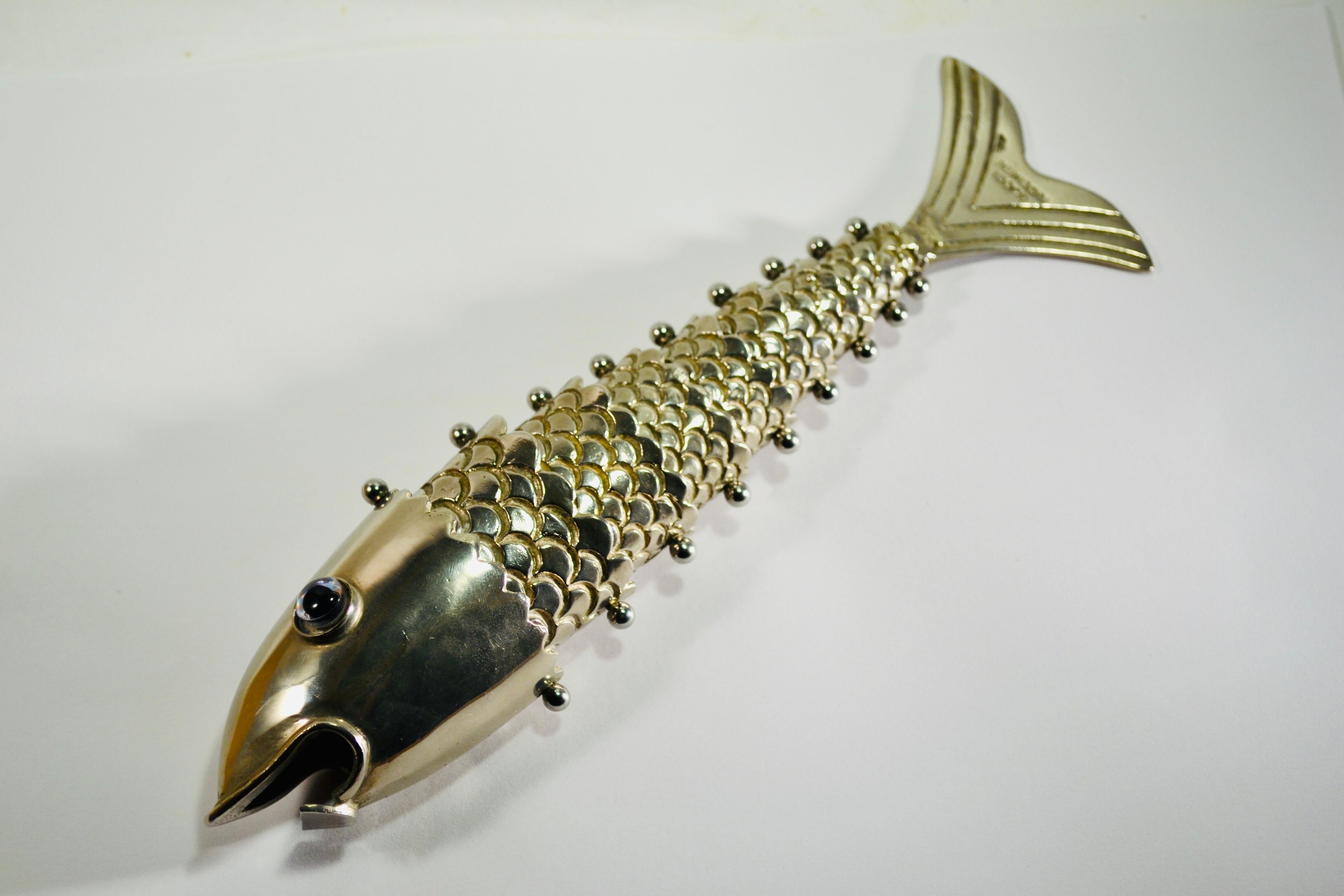 Un abridor Gucci Fishin de metal plateado Italia 1970 en venta 3