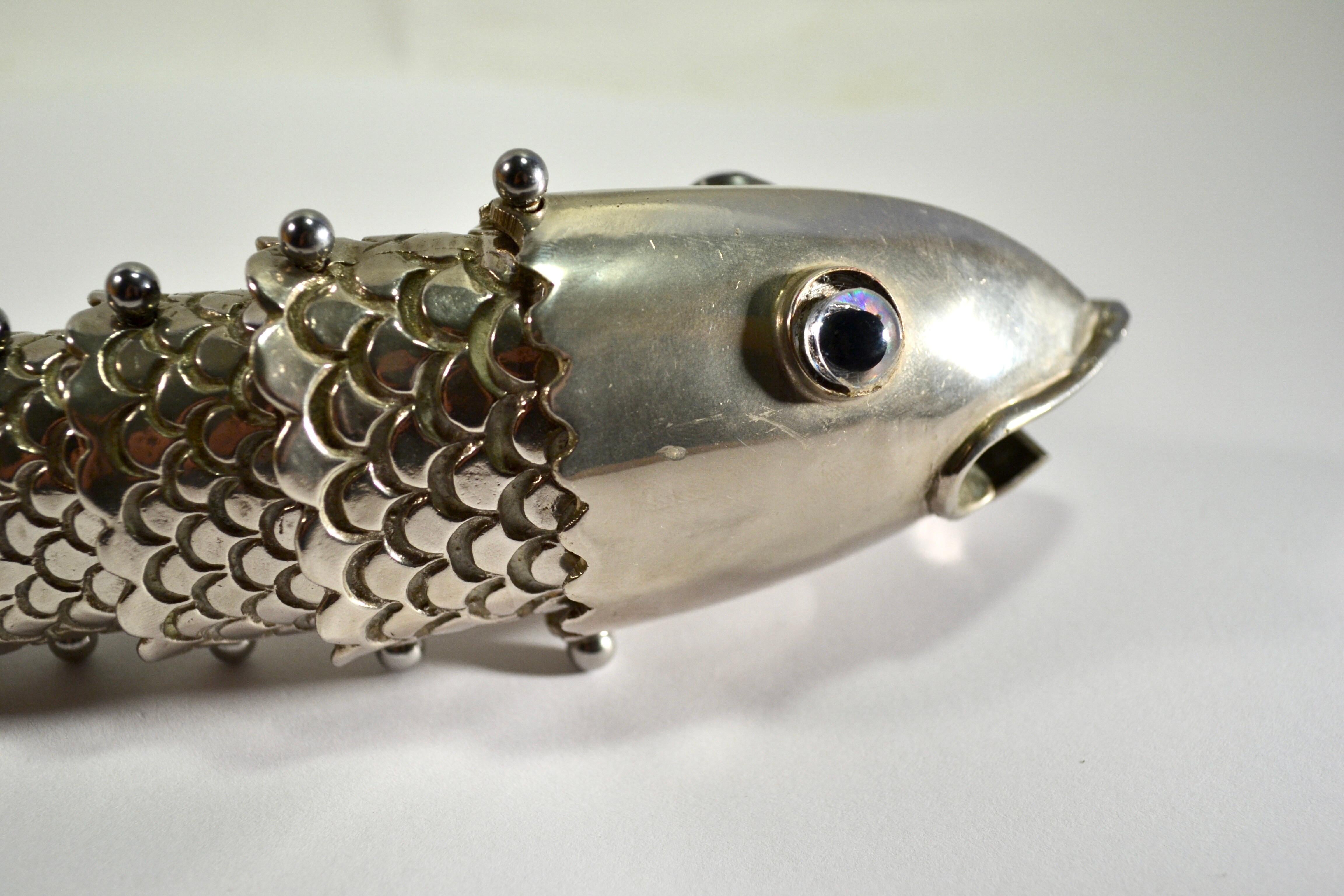 Ein Gucci Flaschenöffner aus versilbertem Metall in Form eines Fisches. Sie wurde um 1970 in Italien hergestellt und zeichnet sich durch eine bemerkenswerte Handwerkskunst aus, die sich in akribischen Details wie den fein von Hand modellierten