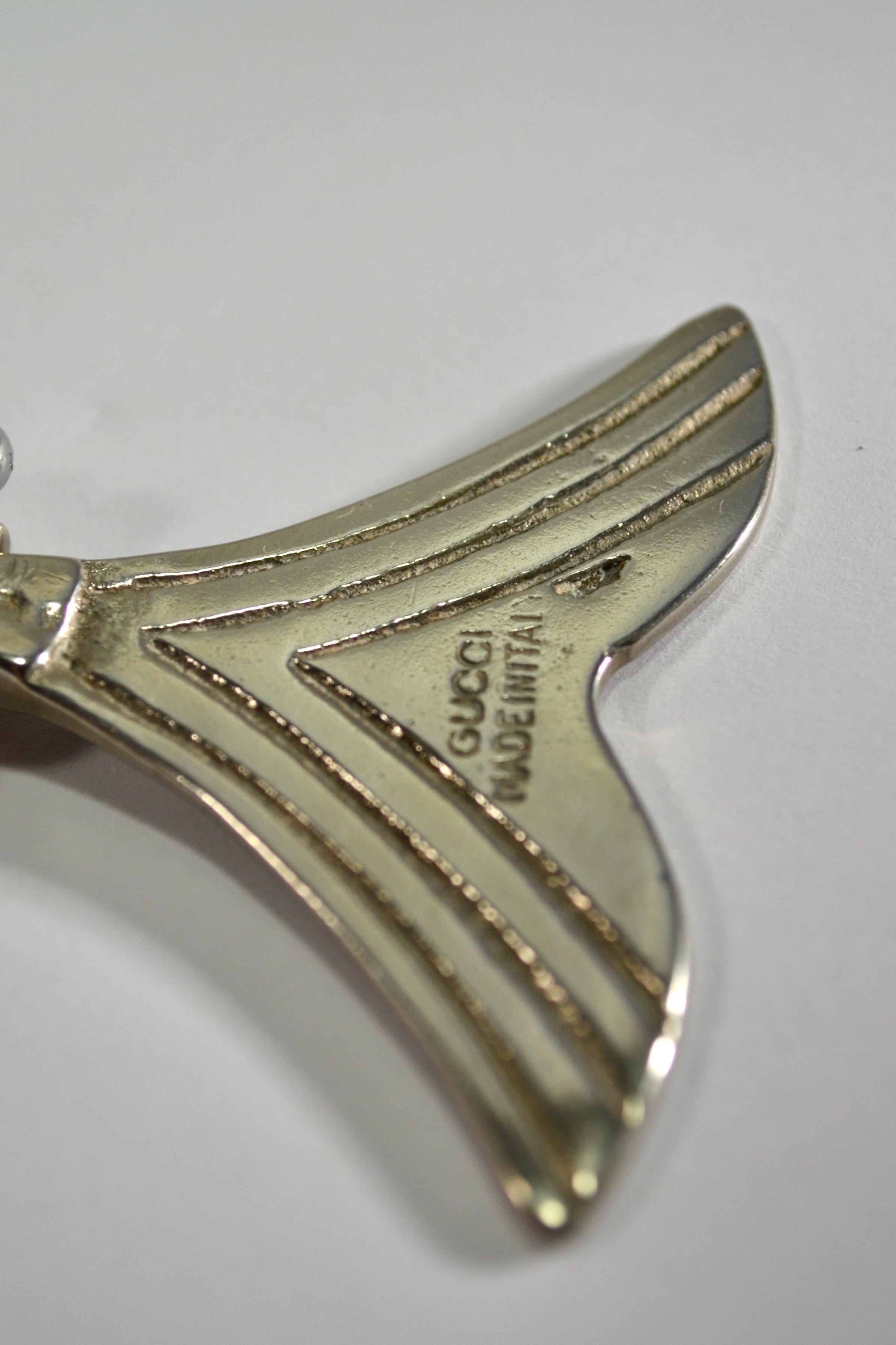 Un abridor Gucci Fishin de metal plateado Italia 1970 finales del siglo XX en venta