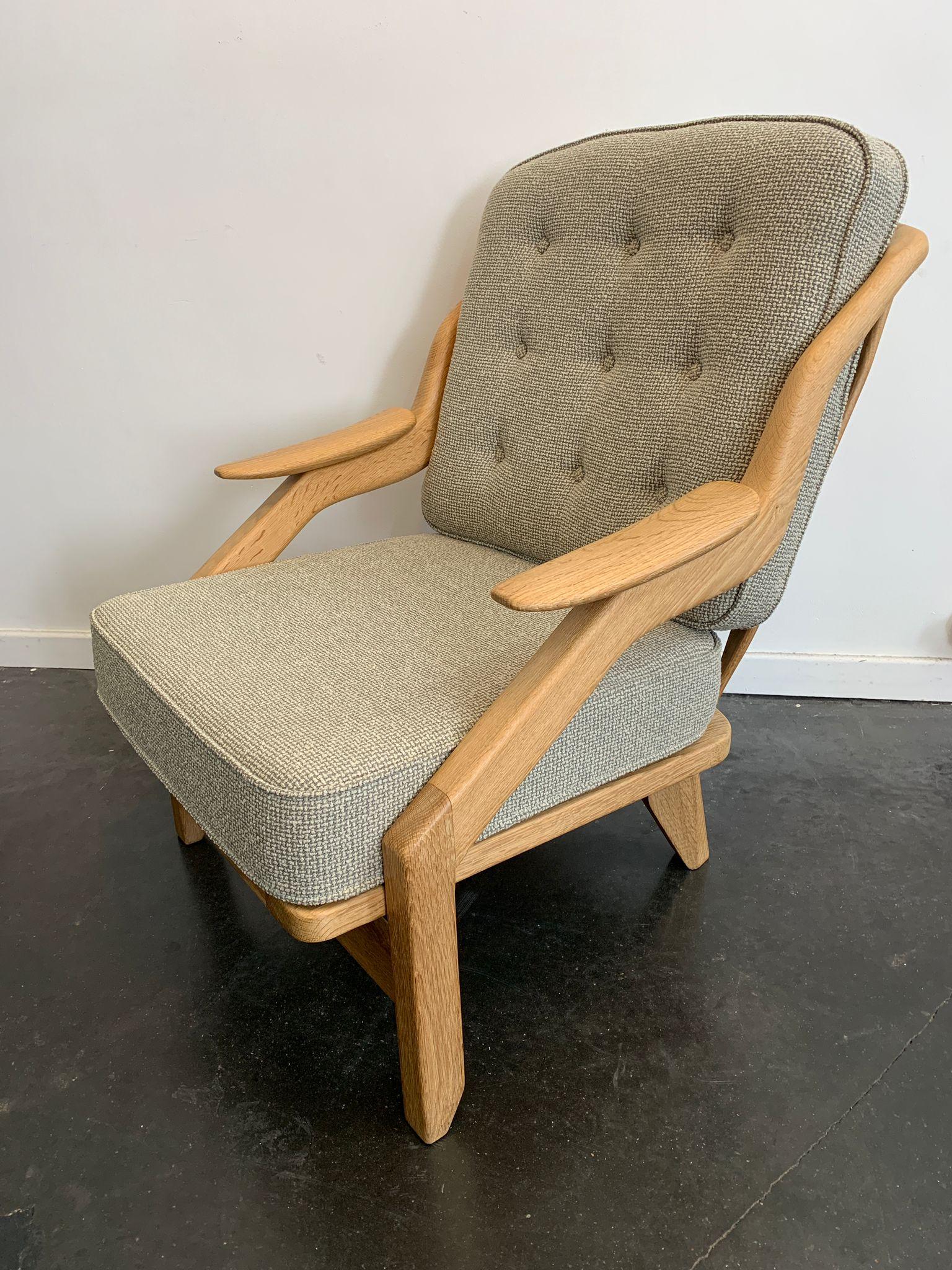A Guillerme et Chambron armchair in solid oak en Bueno estado para la venta en Saint-Ouen, FR