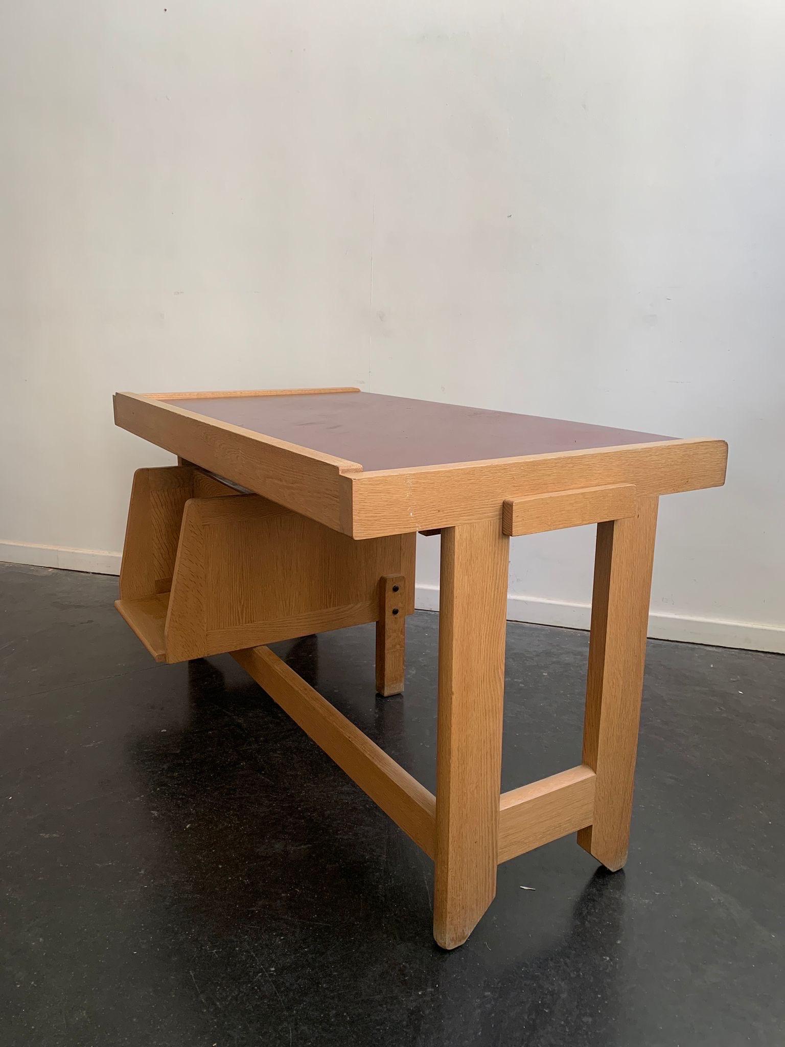Ein Eichenholz und Top in Kunstleder Guillerme et Chambron Schreiben des Edition Votre Maison
Preis ist nur für den Schreibtisch können wir verschiedene Stühle mit zusätzlichen Kosten bieten