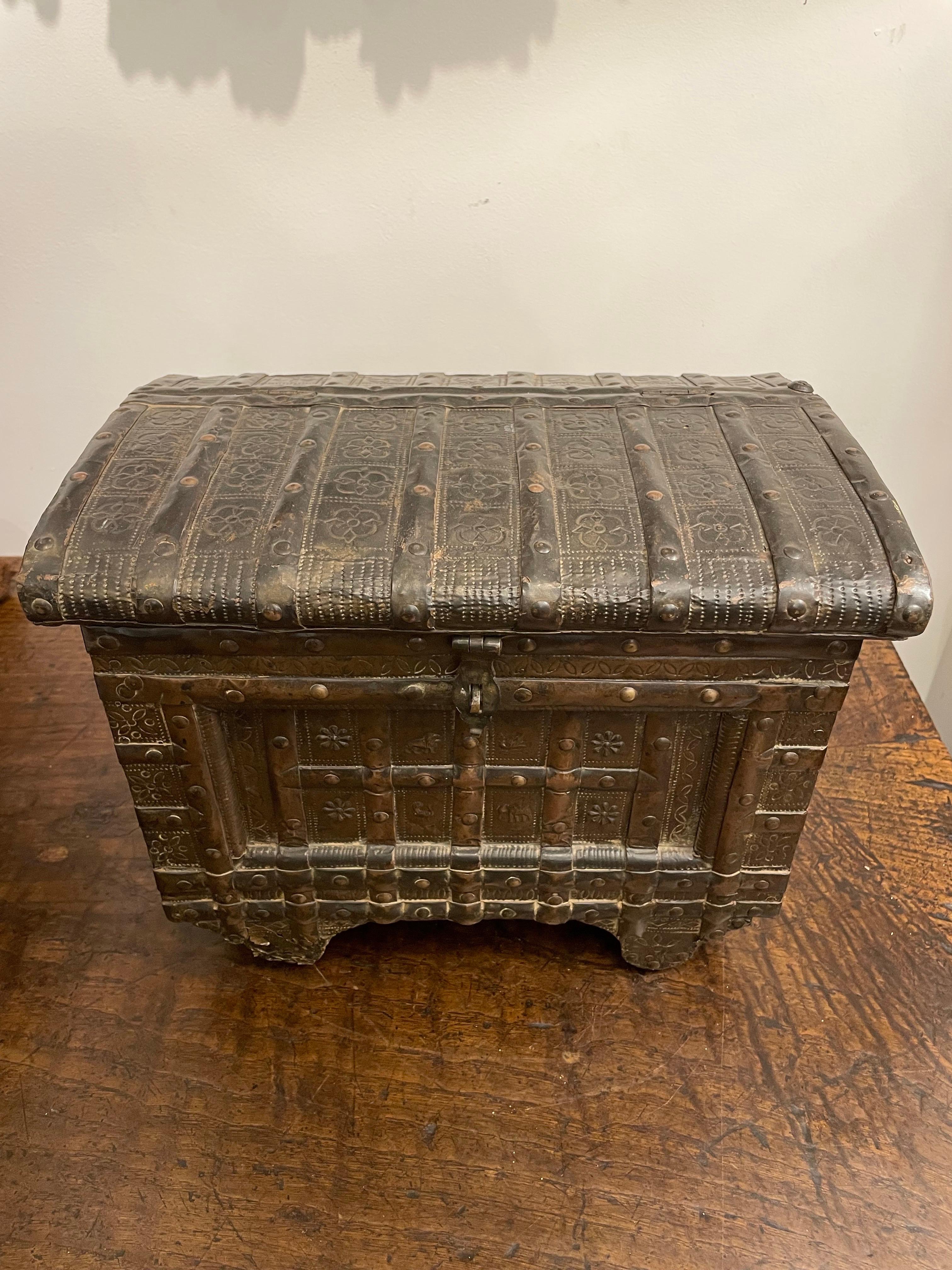 Caja de dote gujarati de madera y estaño prensado, principios del siglo XX
 						     
Procedencia:  
Colección privada de Australia.

Descripción:
Caja dote de madera, de tamaño modesto, con cinchas remachadas, repujada por todas partes con
