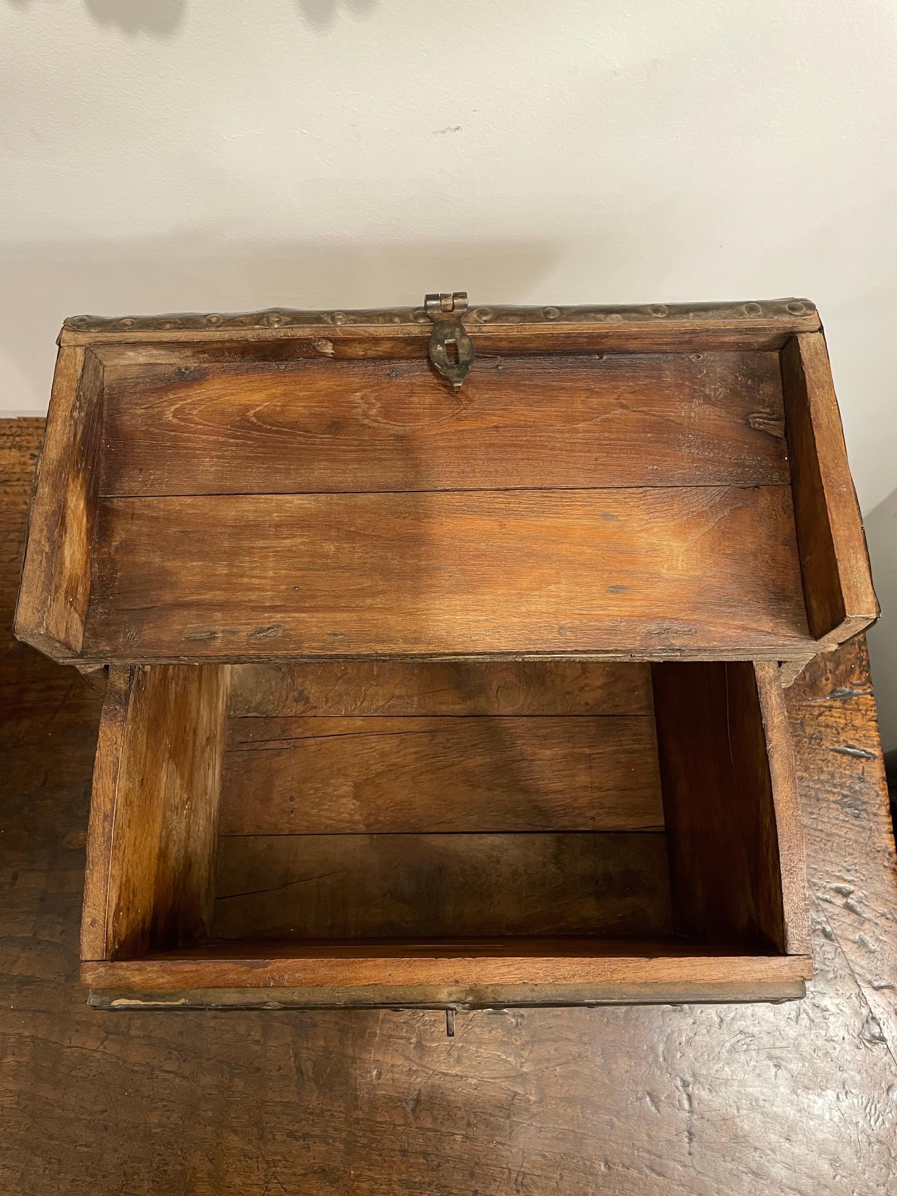 Caja de dote gujarati de madera y estaño prensado, principios del siglo XX Indio en venta