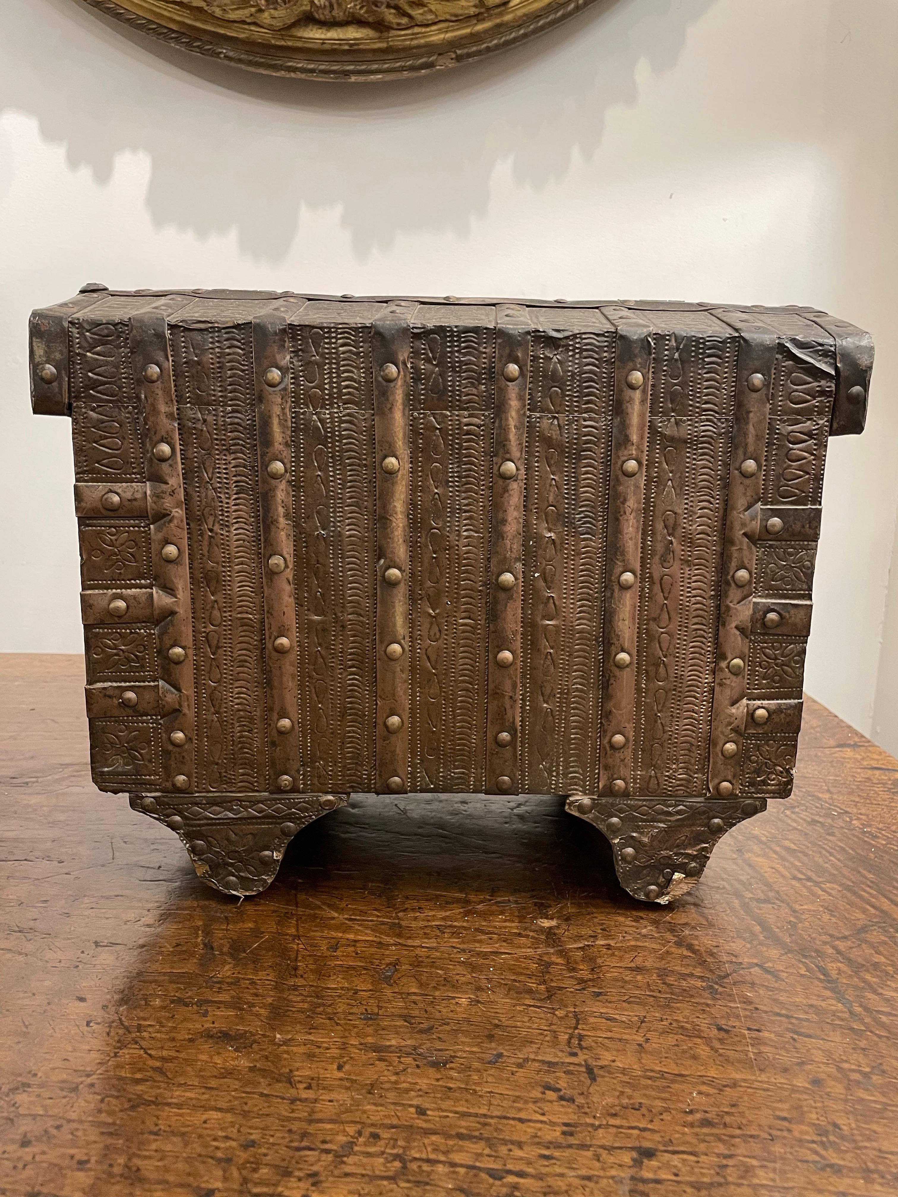 Caja de dote gujarati de madera y estaño prensado, principios del siglo XX en Bueno estado para la venta en ARMADALE, VIC
