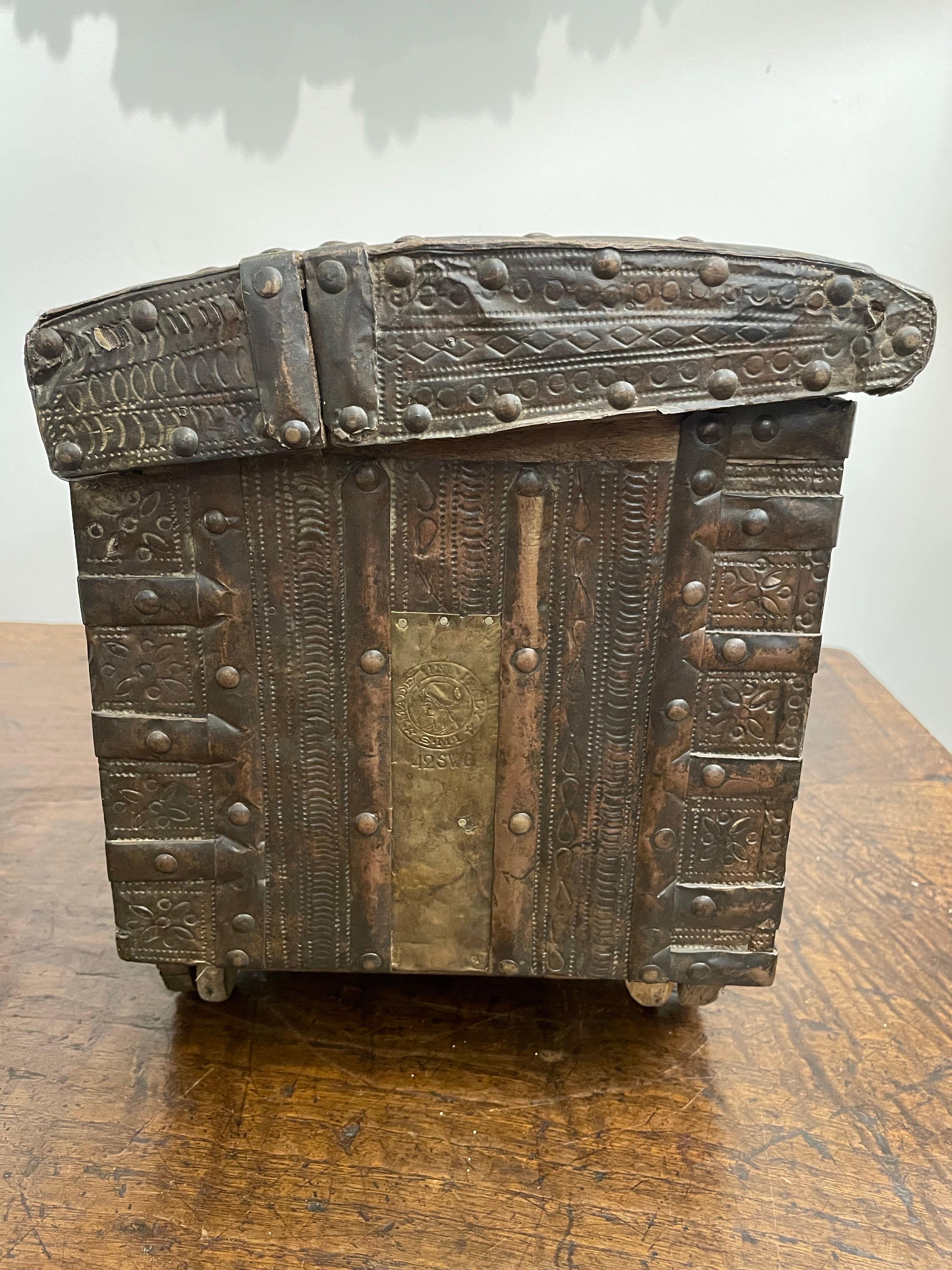 Caja de dote gujarati de madera y estaño prensado, principios del siglo XX Estaño en venta