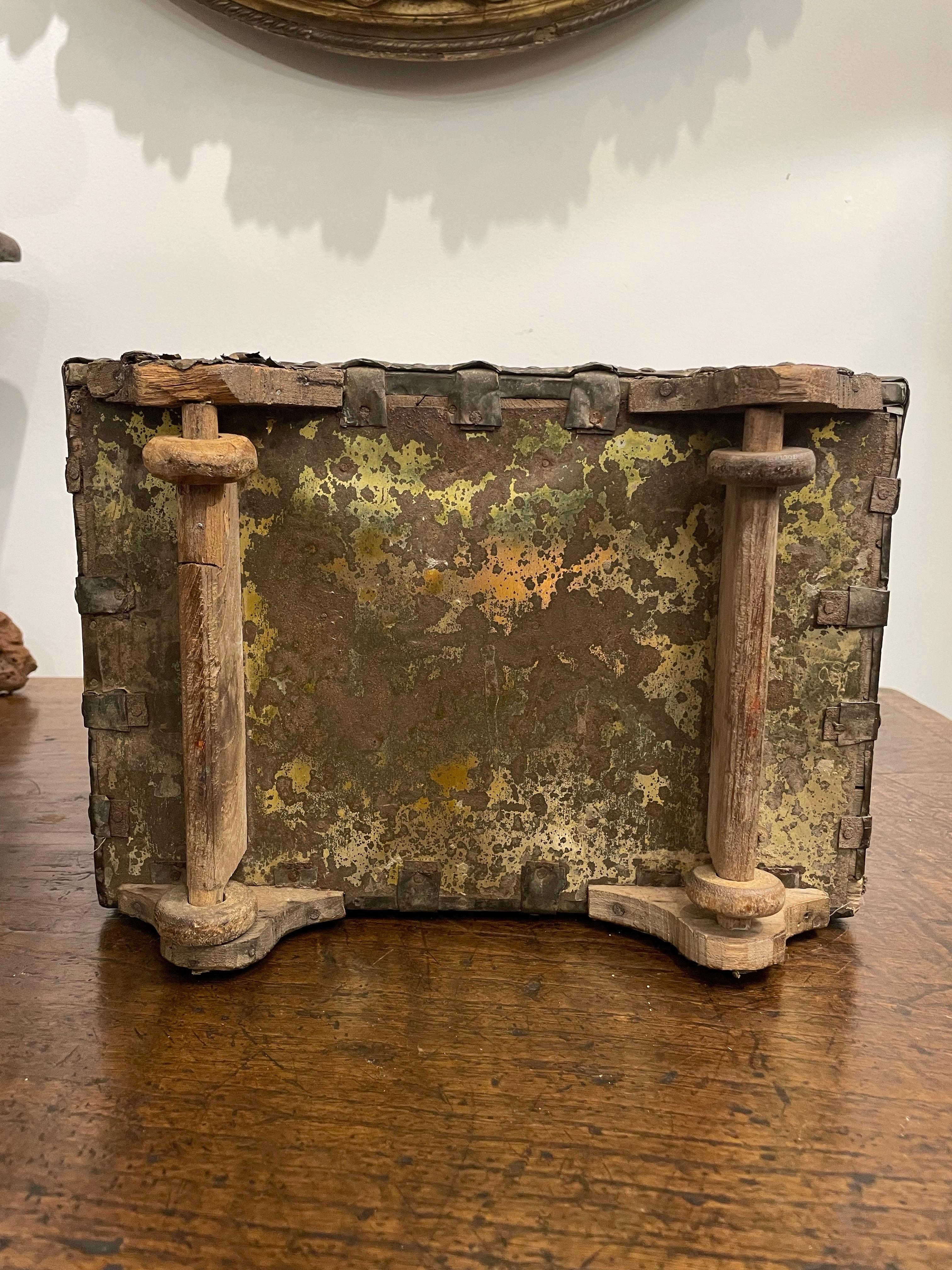 Caja de dote gujarati de madera y estaño prensado, principios del siglo XX en venta 1