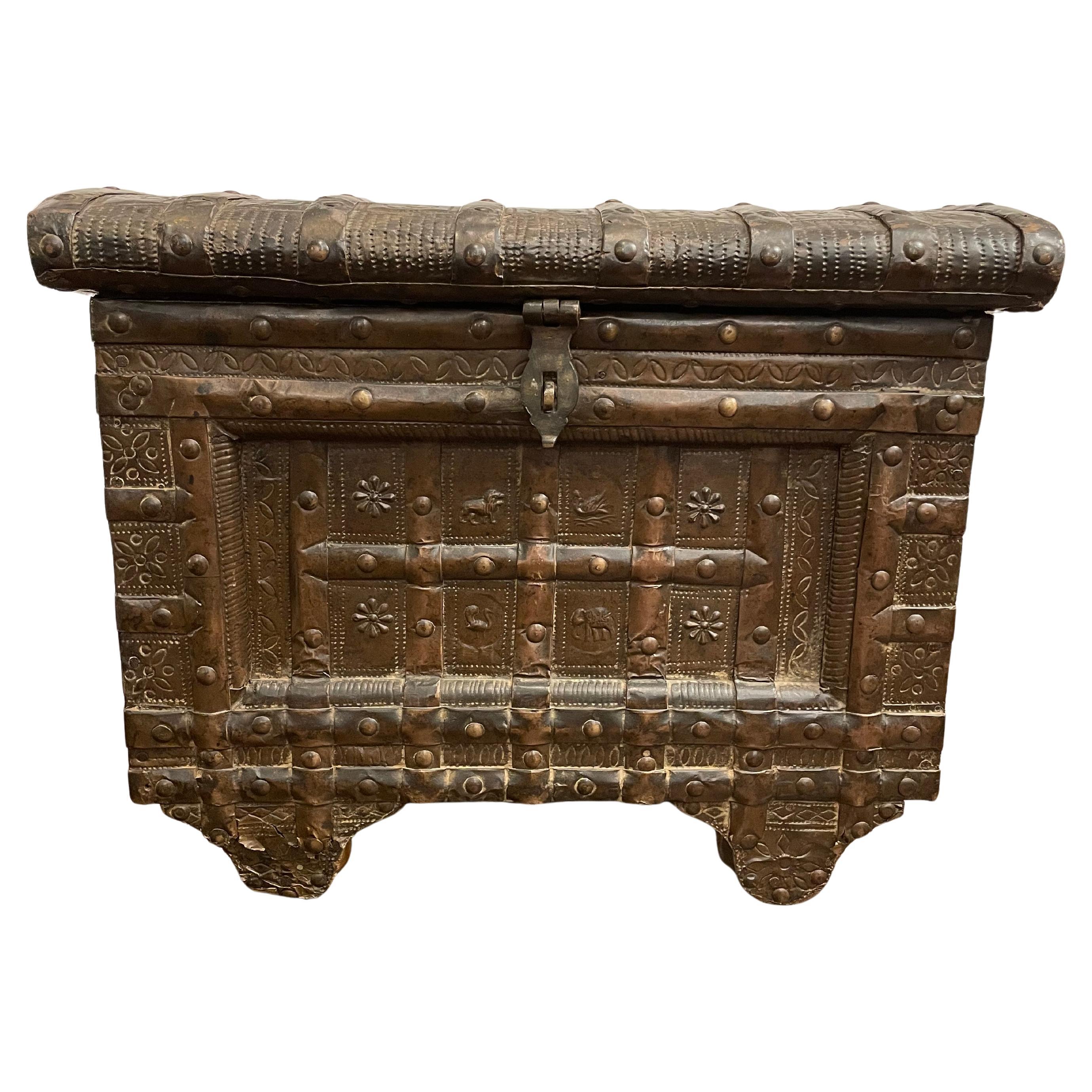 Caja de dote gujarati de madera y estaño prensado, principios del siglo XX en venta
