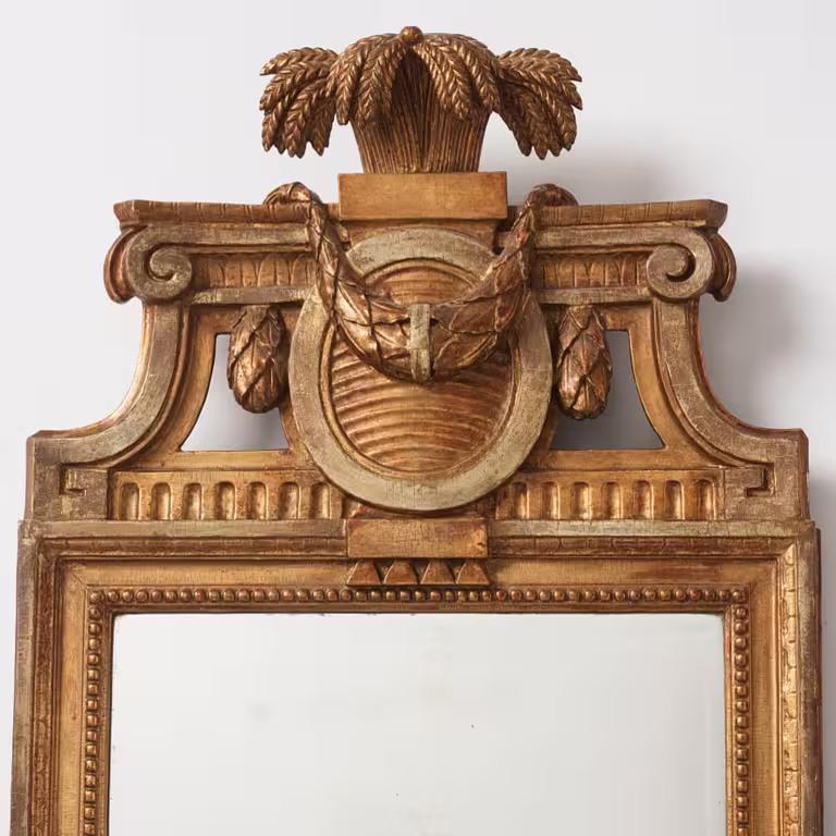 Miroir gustavien en bois doré de J. Åklerblad (1756-1799) et A. Öberg (1781-1791).
Un miroir suédois en bois sculpté et doré, signé par le célèbre maître miroitier Johan Äkerblad (1728-1799) et portant le cachet de la guilde de Stockholm