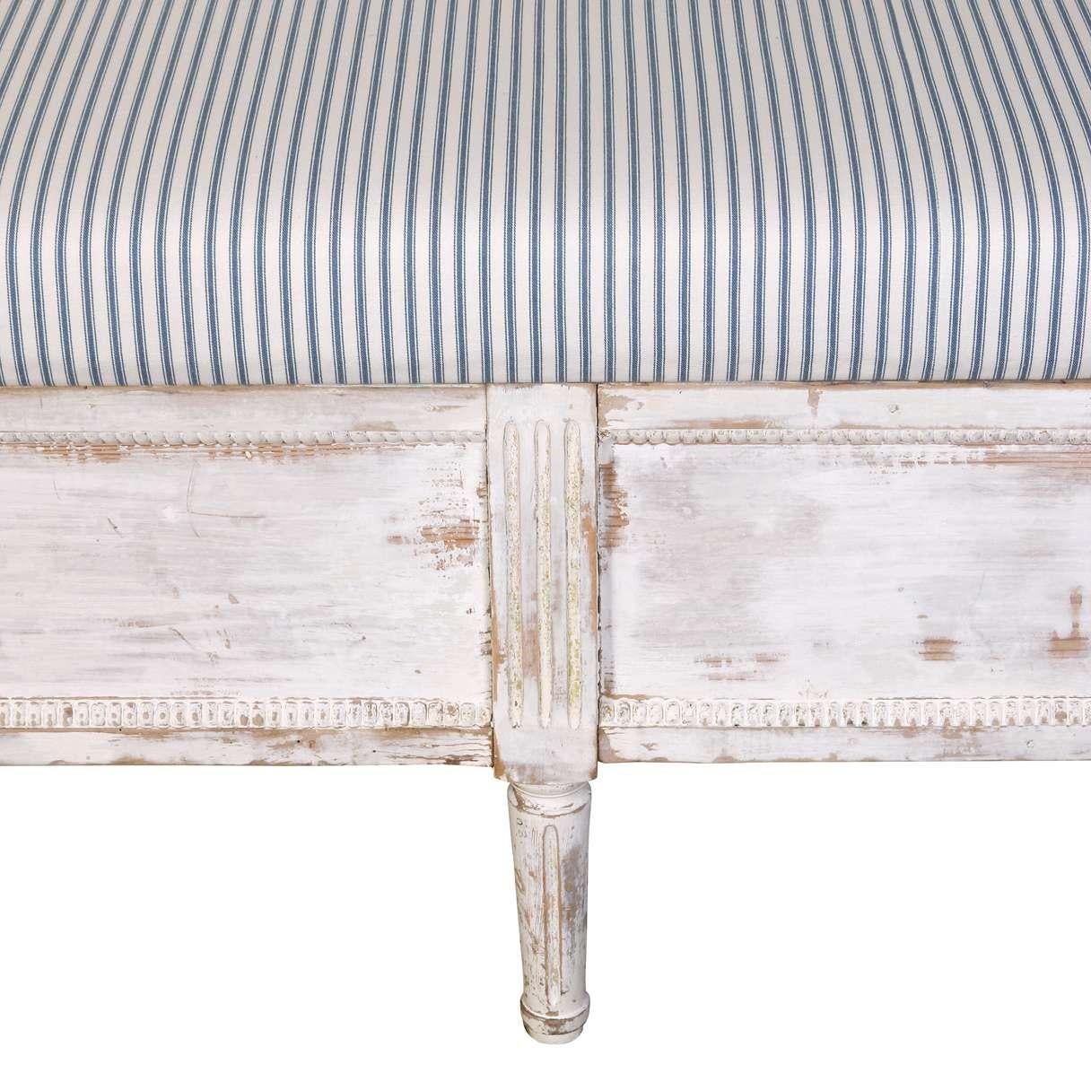 A Gustavian Swedish Painted Bench In Excellent Condition For Sale In New York, NY
