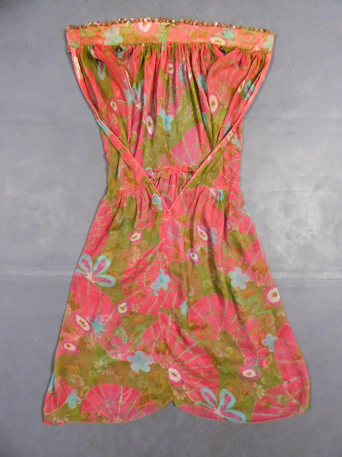 Ca. 1965/1970
Frankreich

Wunderschönes Abendkleid von Guy Laroche aus bedrucktem Seidenkrepp aus den Jahren 1965/1970. Ärmelloses Kleid mit hohem Mandarinkragen und Reißverschluss im Rücken, dicht bestickt mit Pailletten, Perlen und schillernden
