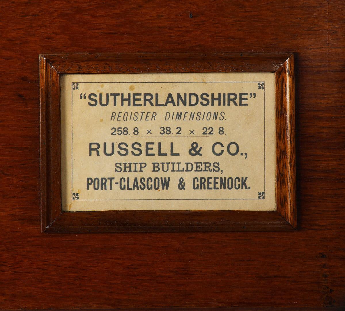 Un modello a mezzo scafo di 'Sutherlandshire' di Russell & Co. del 1882, montato su una spalliera in acero e mogano con 3 alberi tronchi, pannelli dipinti di bianco sulle fiancate nere e una targhetta con scritto 'Sutherlandshire Russell & Co.