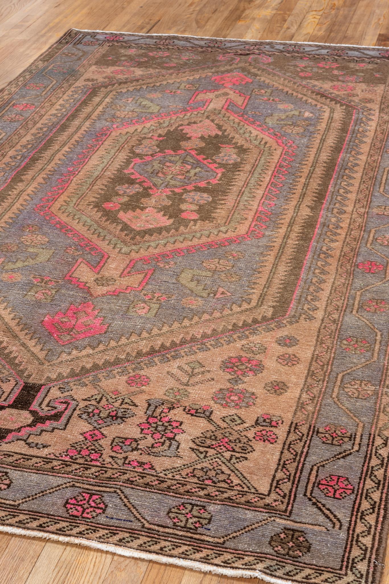 Ein Hamadan-Teppich um 1940. Handgeknüpft aus 100% Wollgarn.