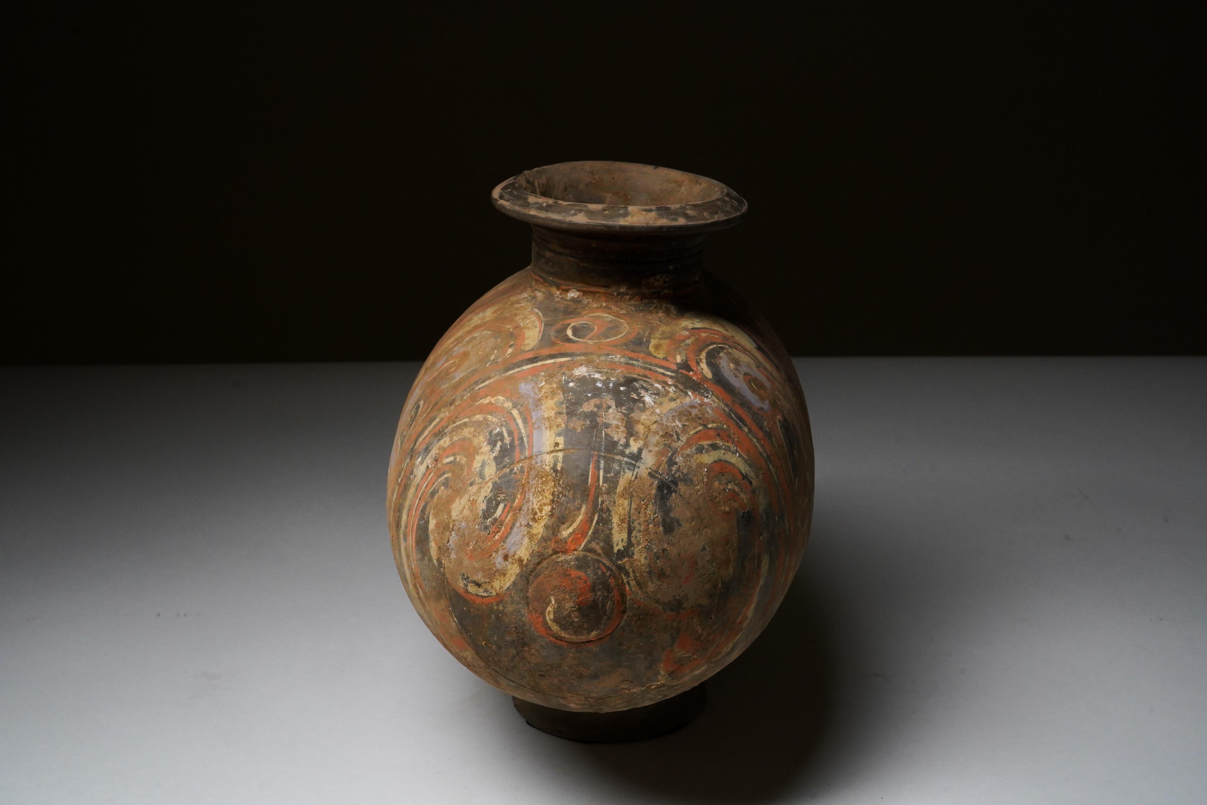A Han Dynasty (206BC -220AD) Cocoon Jar In Good Condition In Chicago, IL