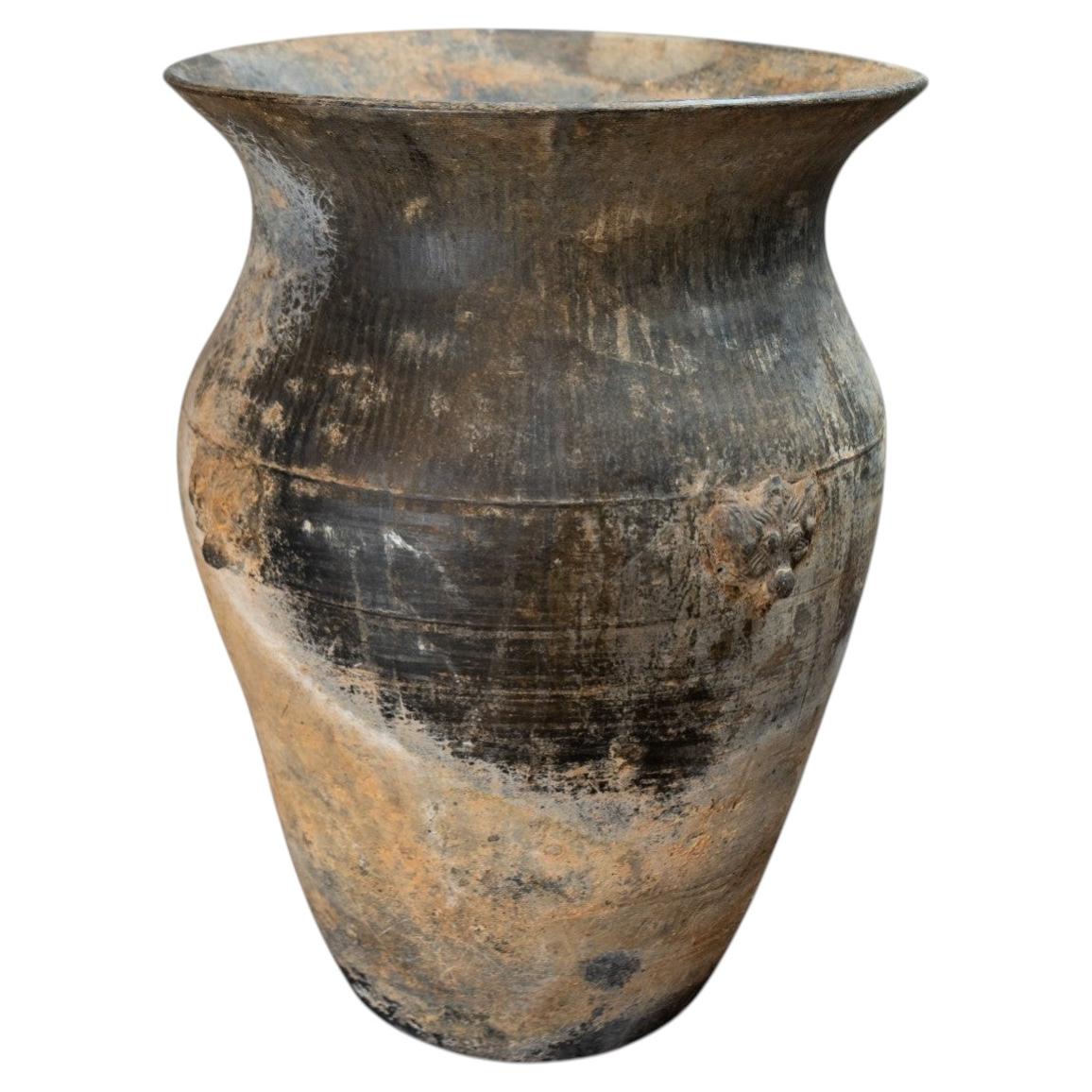 Un vaso in ceramica con maschera di drago della dinastia Han in vendita