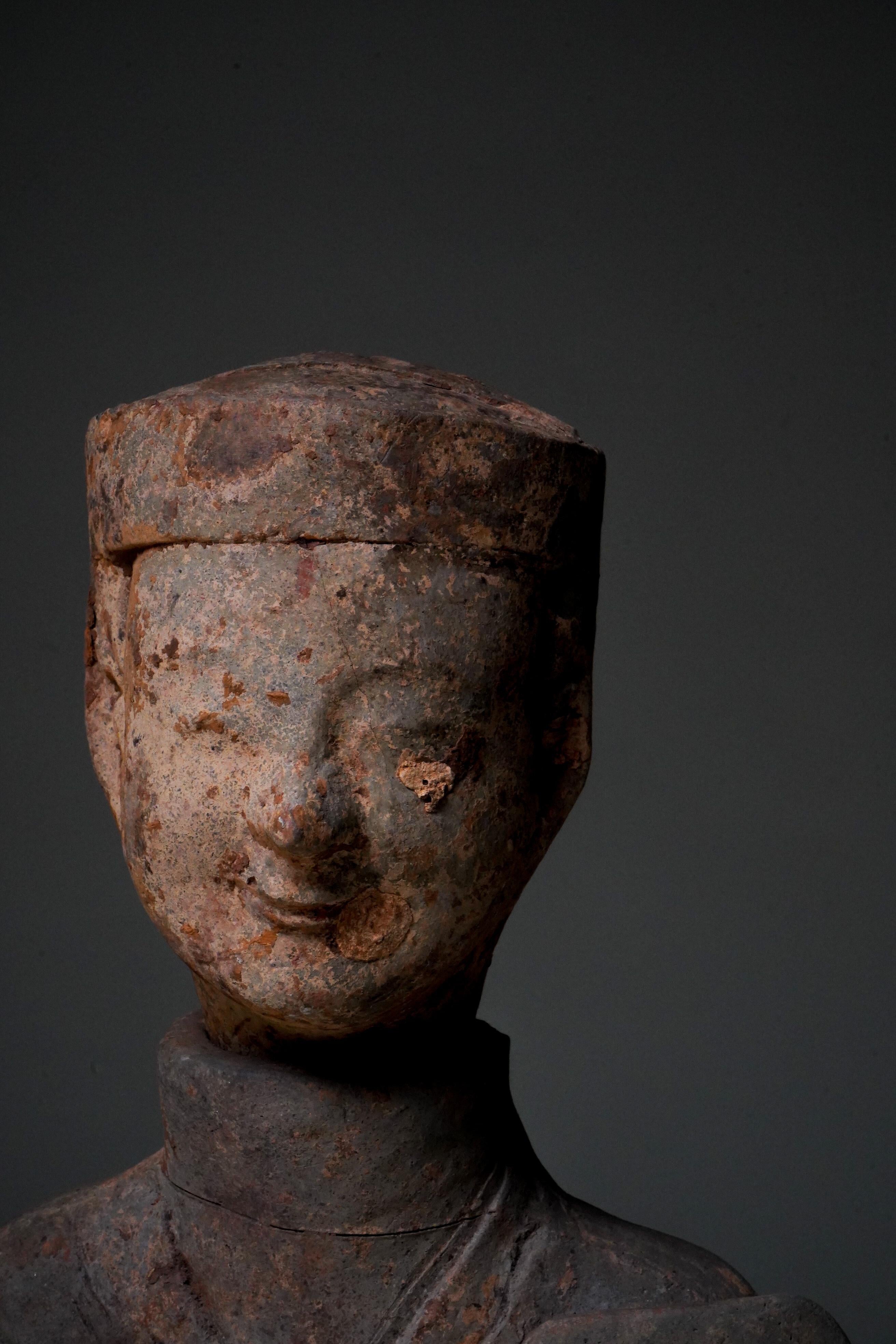 Figurine en terre cuite de la dynastie Han en vente 2