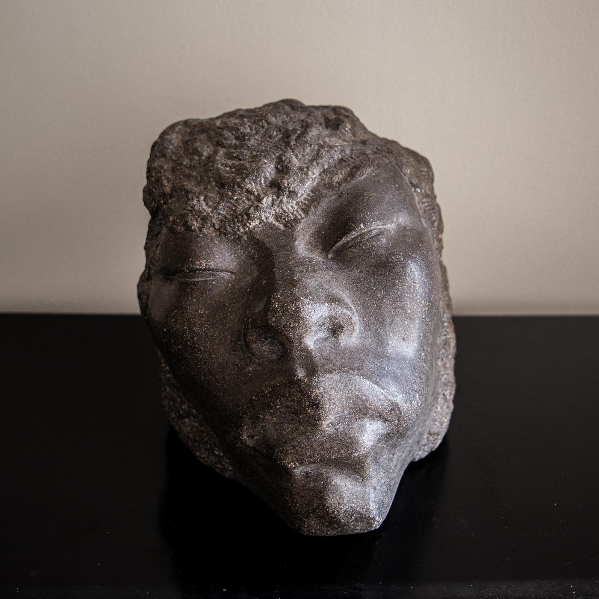Intagliato a mano Testa africana scolpita a mano dallo scultore Arthur Dupagne, Belgio - prima metà del XX secolo. in vendita
