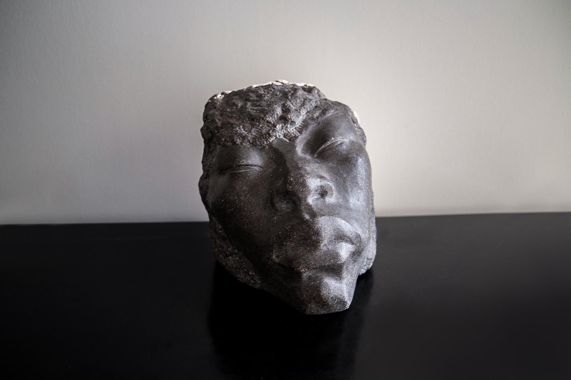 Testa africana scolpita a mano dallo scultore Arthur Dupagne, Belgio - prima metà del XX secolo. In condizioni buone in vendita a London, GB