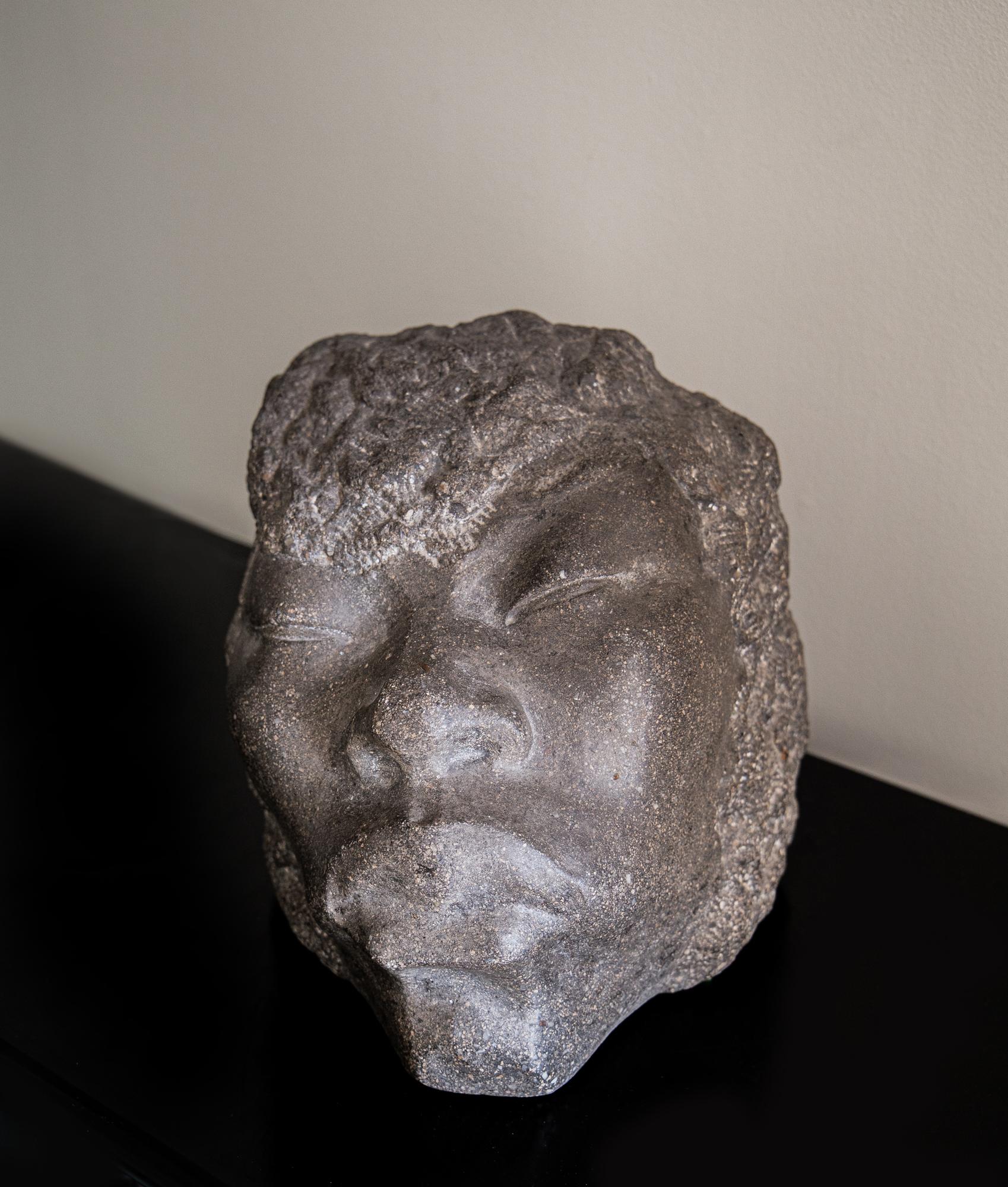 Granito Testa africana scolpita a mano dallo scultore Arthur Dupagne, Belgio - prima metà del XX secolo. in vendita
