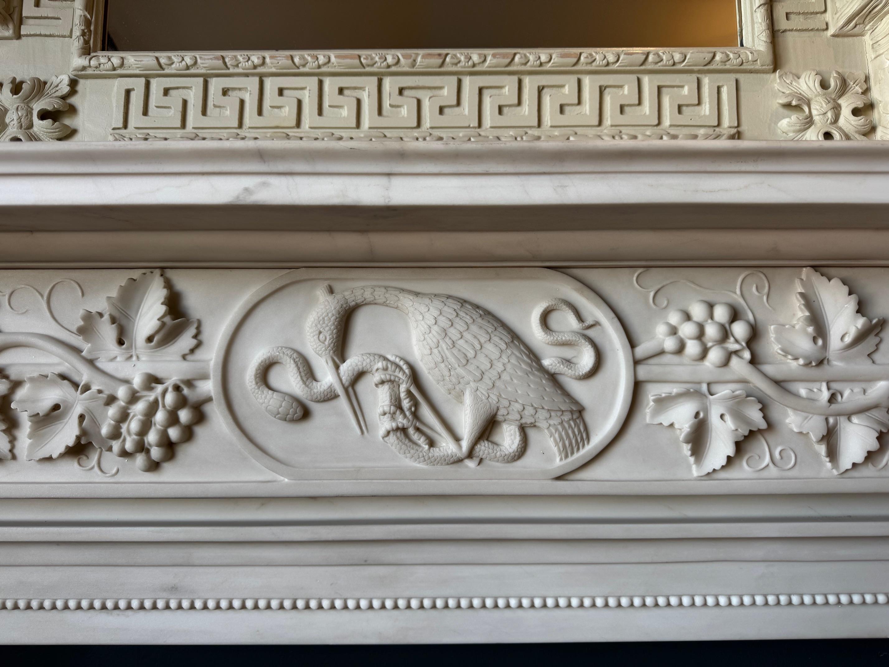 Eine sehr gut geschnitzte Kamineinfassung aus weißem, statuarischem Marmor im englischen Regency-Stil, eine von zwei identischen Kaminen, die beide aus einem schönen Londoner Anwesen geborgen wurden.

Die Pilaster und der Fries sind mit