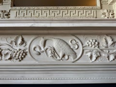 Ein handgeschnitzter Kaminsims aus weißem, statuarischem Marmor im englischen Regency-Stil