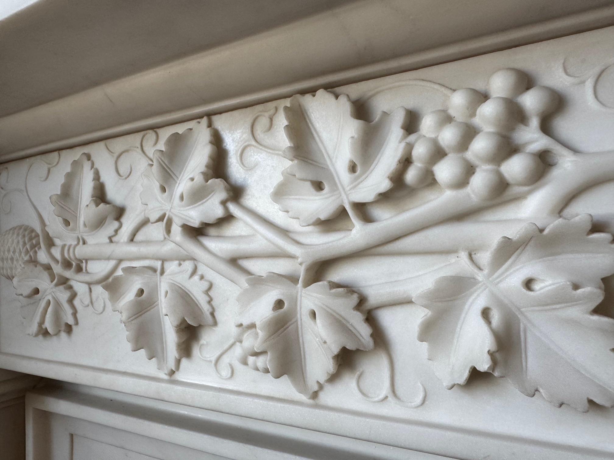 Ein handgeschnitzter Kaminsims aus weißem, statuarischem Marmor im englischen Regency-Stil (Handgeschnitzt) im Angebot