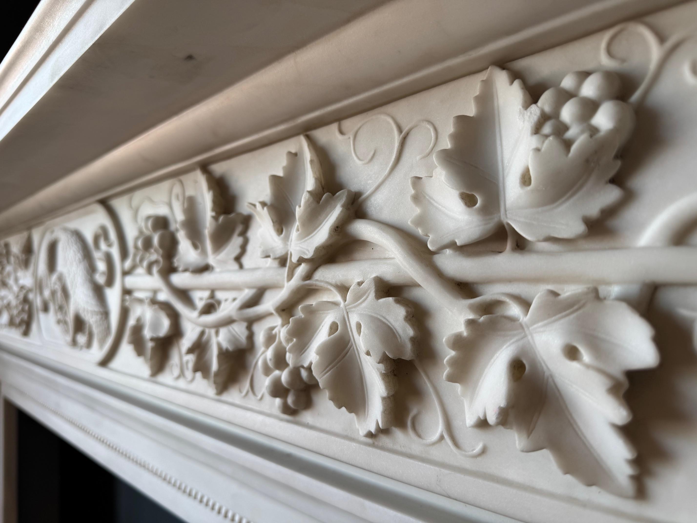 Ein handgeschnitzter Kaminsims aus weißem, statuarischem Marmor im englischen Regency-Stil (Bildhauermarmor) im Angebot
