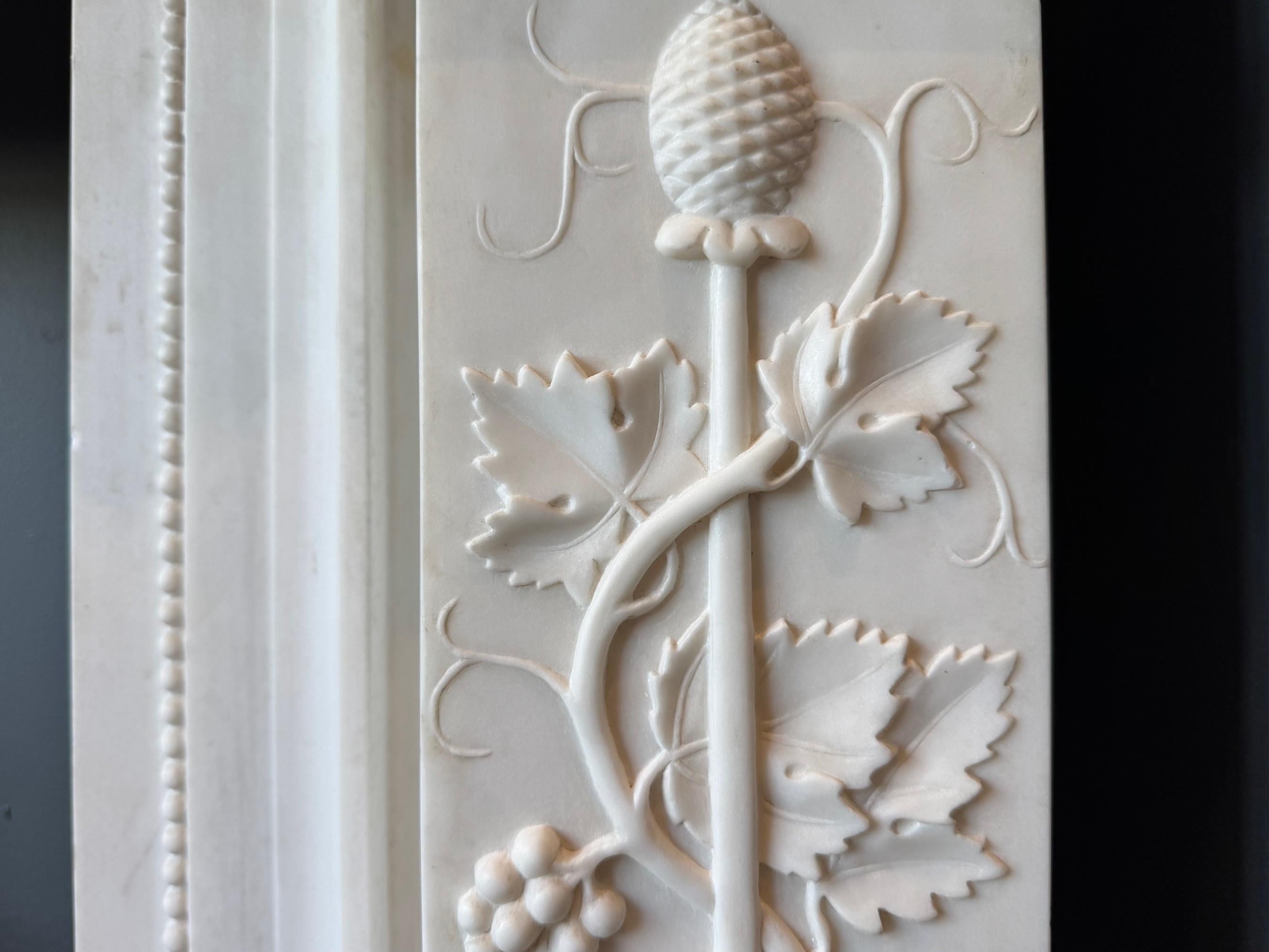 Ein handgeschnitzter Kaminsims aus weißem, statuarischem Marmor im englischen Regency-Stil im Angebot 1