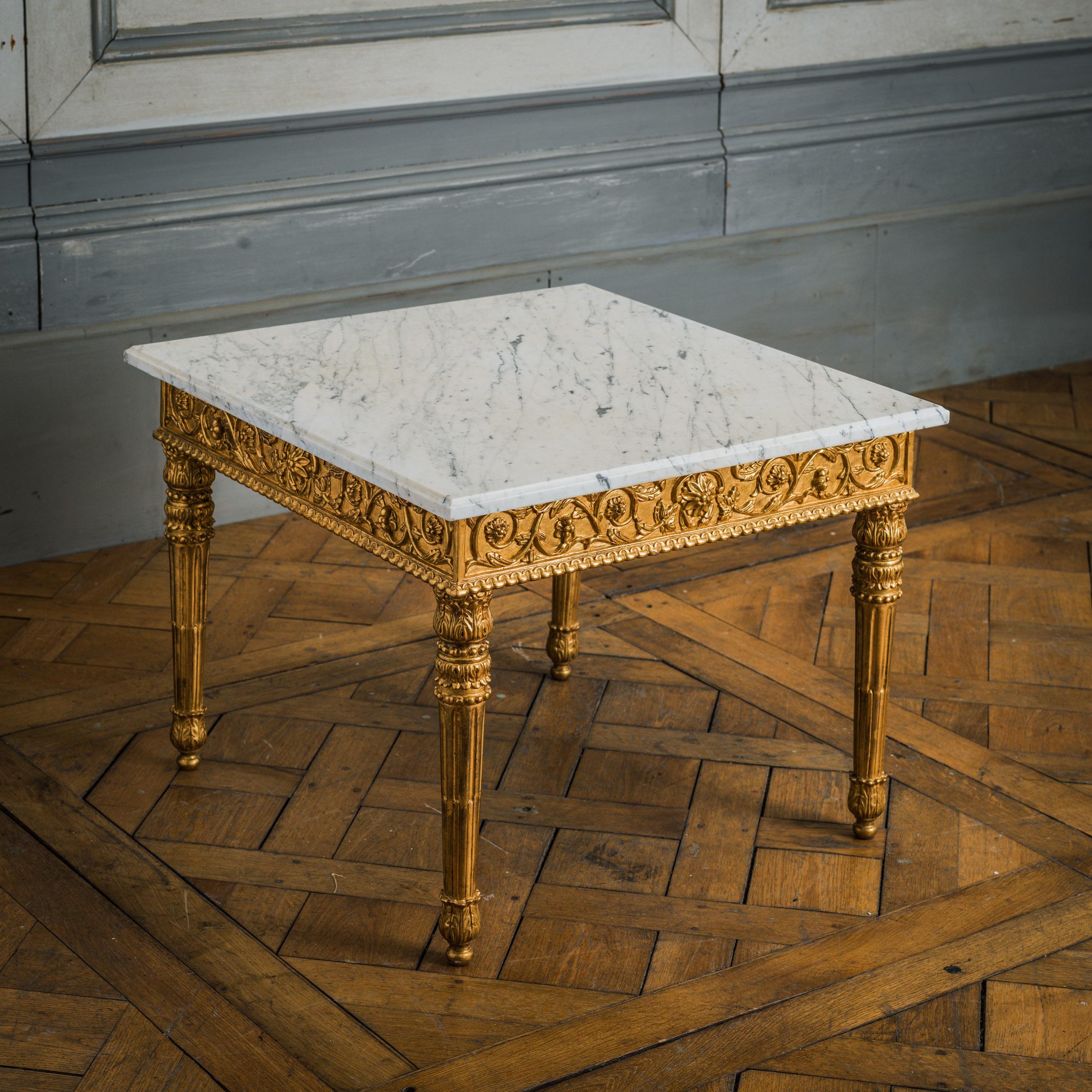 Handgeschnitzter Couchtisch aus vergoldetem Holz im französischen Louis-XVI-Stil mit Marmorplatte (Louis XVI.) im Angebot