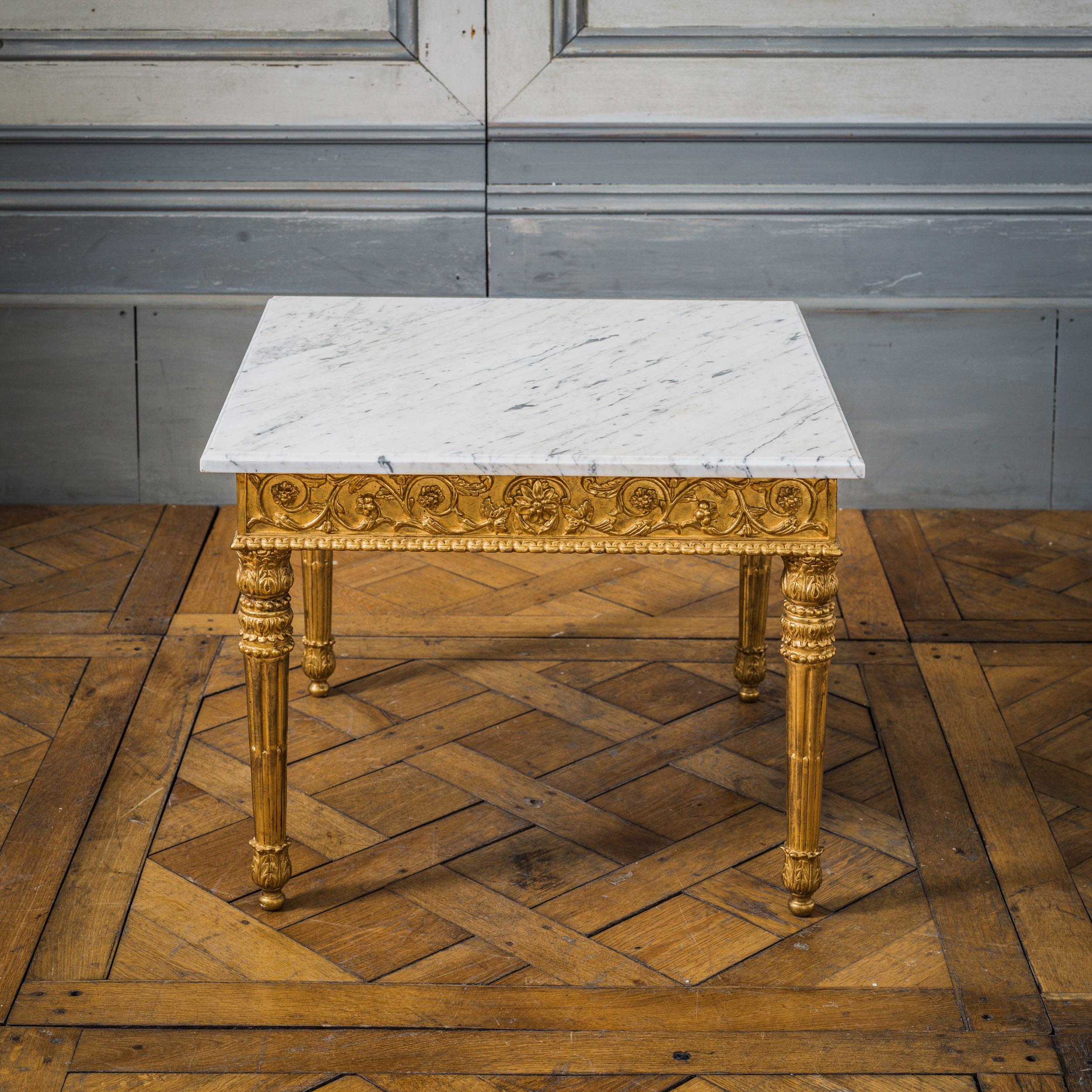 Mesa de centro francesa tallada a mano en madera dorada estilo Luis XVI con tapa de mármol Siglo XXI y contemporáneo en venta