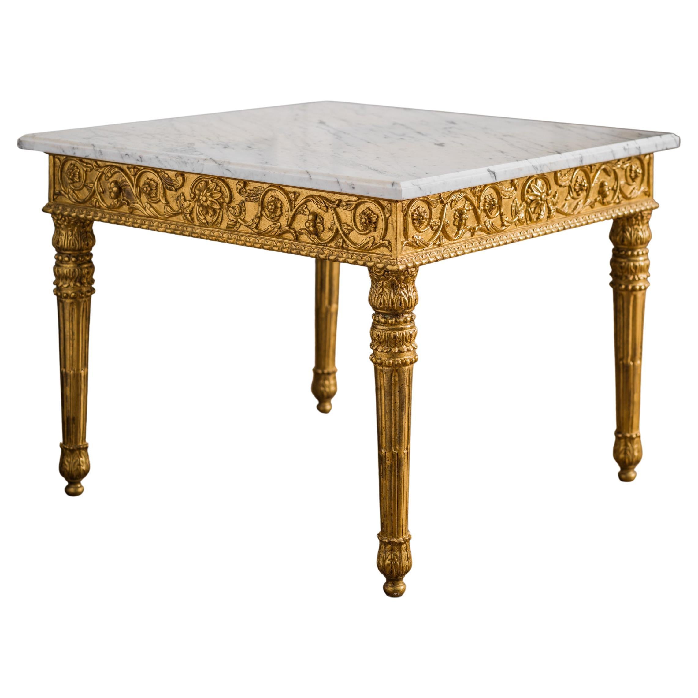 Table basse française de style Louis XVI en bois doré sculpté et sculpté à la main avec plateau en marbre
