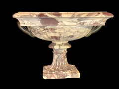 Un centrotavola italiano a doppio manico in bronzo intagliato a mano con corpo scanalato