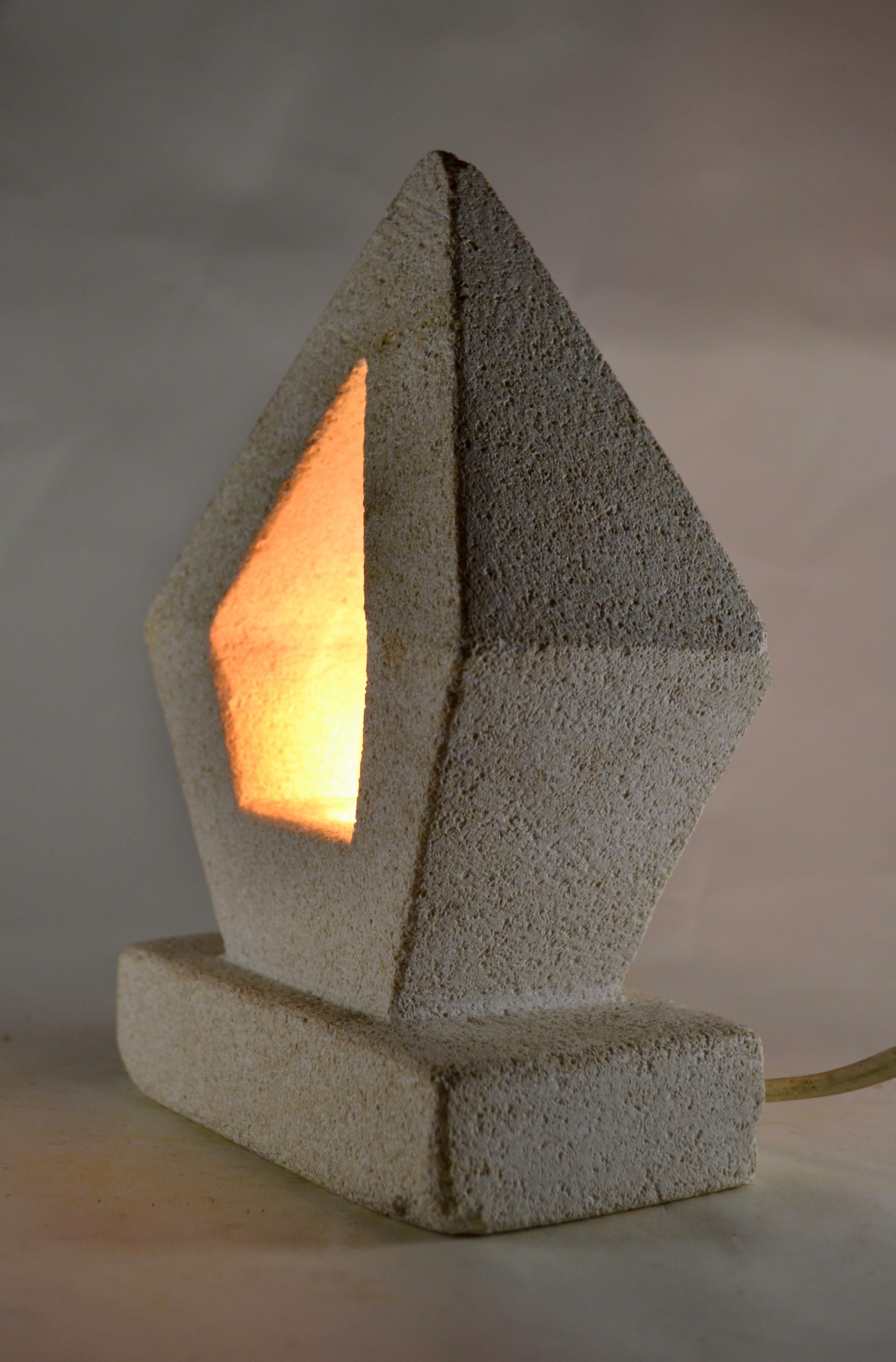Stile provenzale Lampada in pietra calcarea scolpita a mano a forma di prisma - Francia - anni '70. in vendita