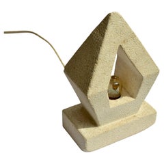 Eine handgeschnitzte Lampe aus Kalkstein in Form eines Prismas - Frankreich - 1970er Jahre.