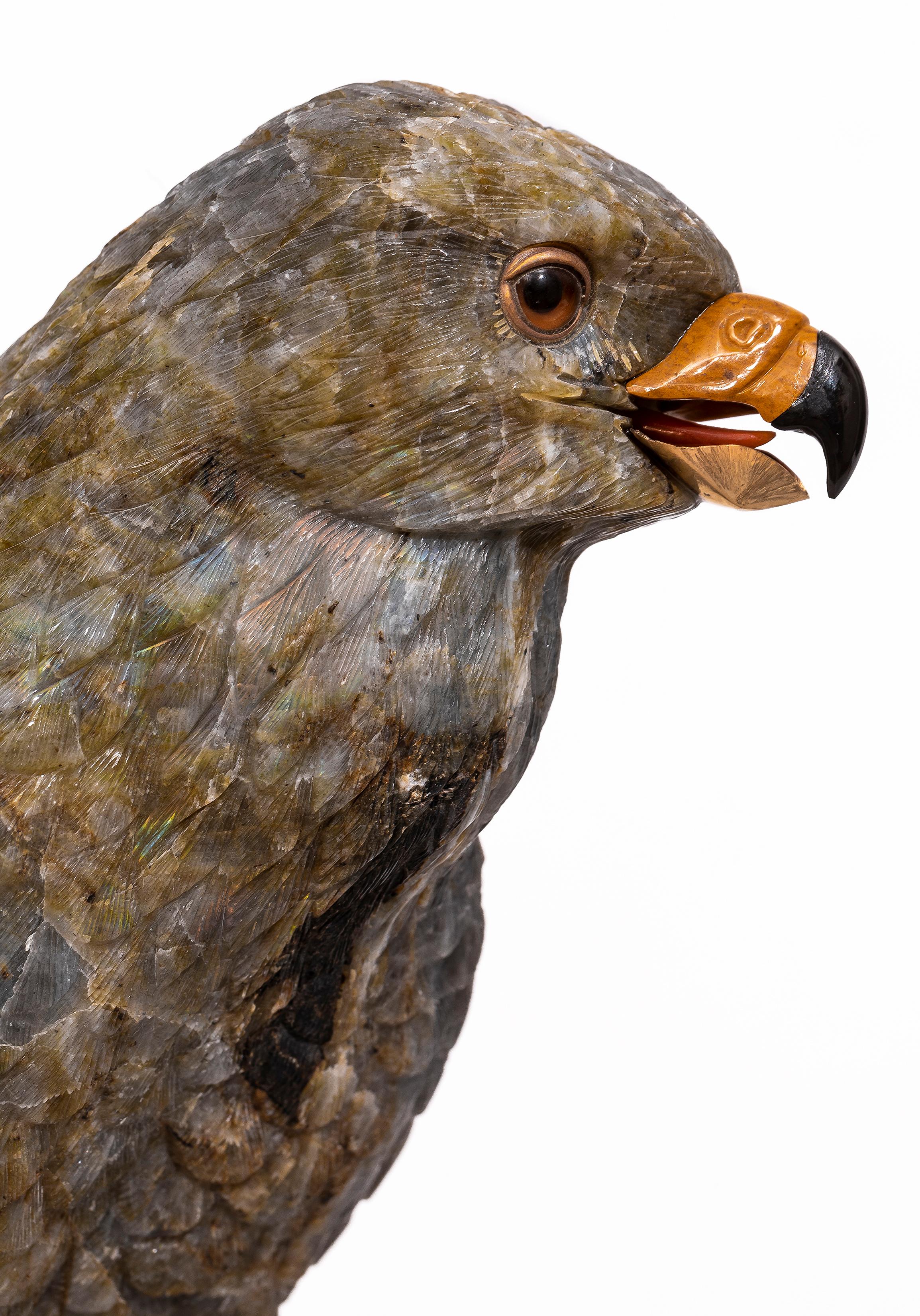 Falcon en labradorite semi-précieuse, sculpté et poli à la main, par Zadora en vente 2