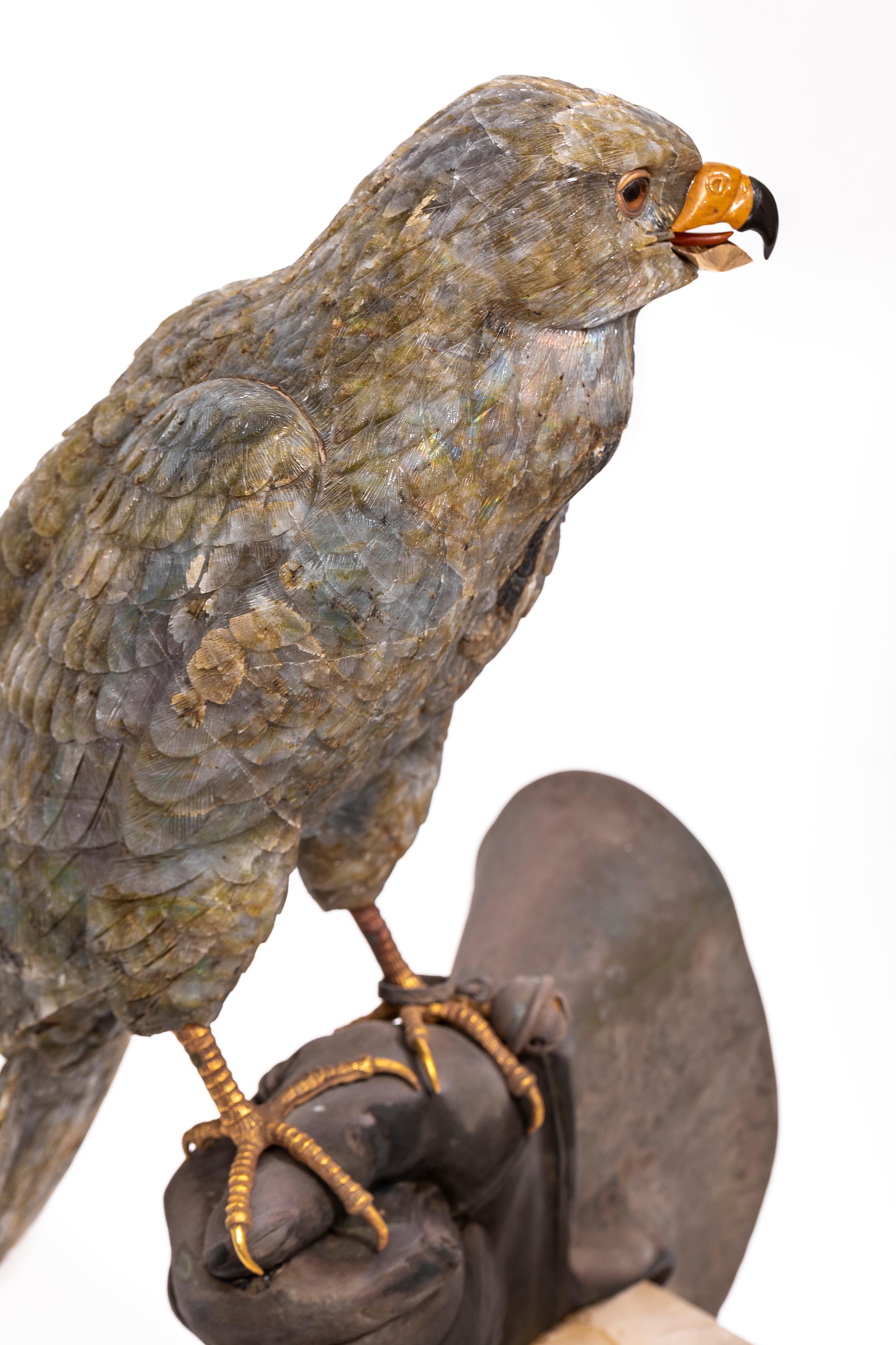 Falcon en labradorite semi-précieuse, sculpté et poli à la main, par Zadora en vente 4