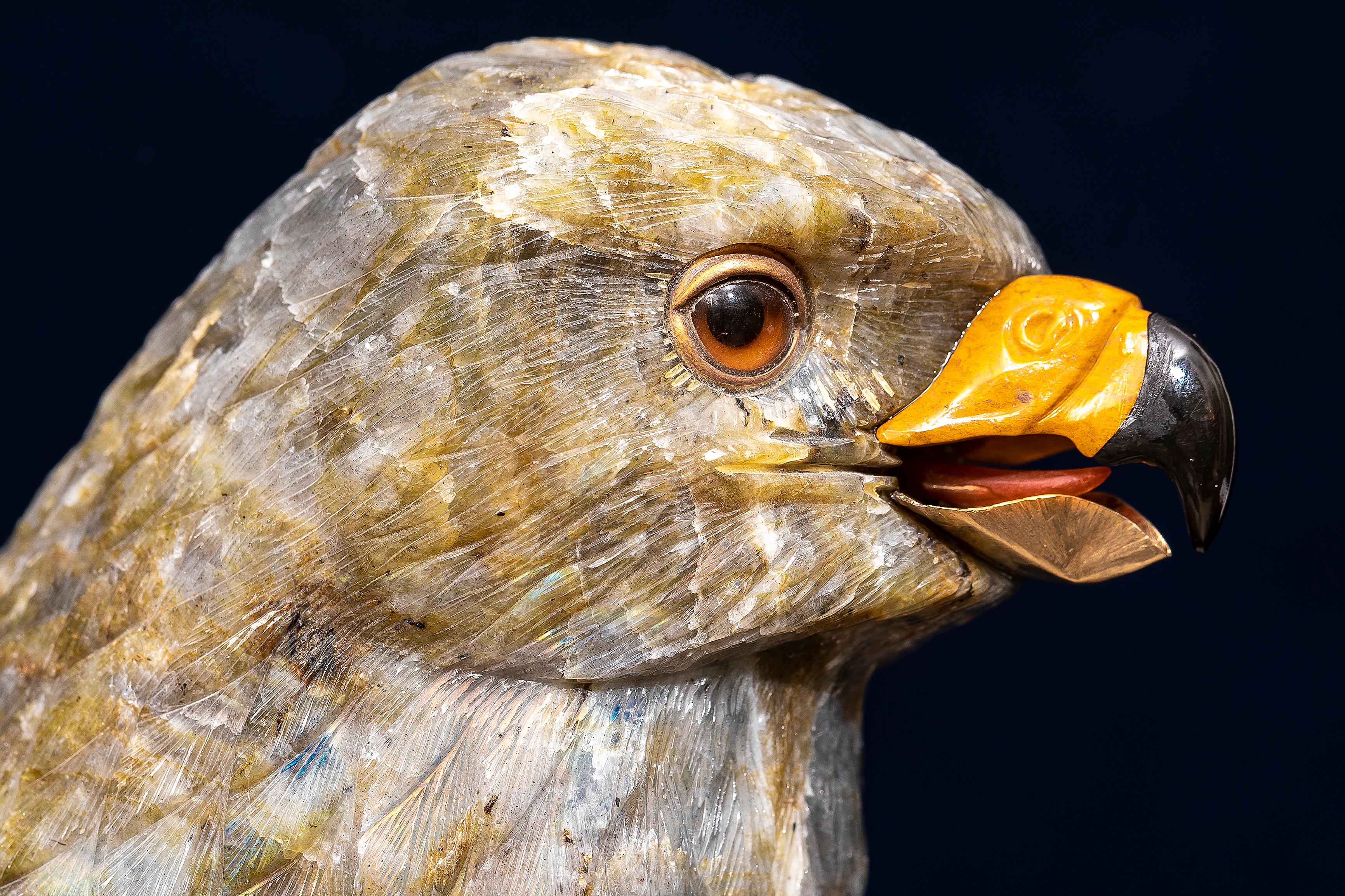 Falcon en labradorite semi-précieuse, sculpté et poli à la main, par Zadora en vente 6