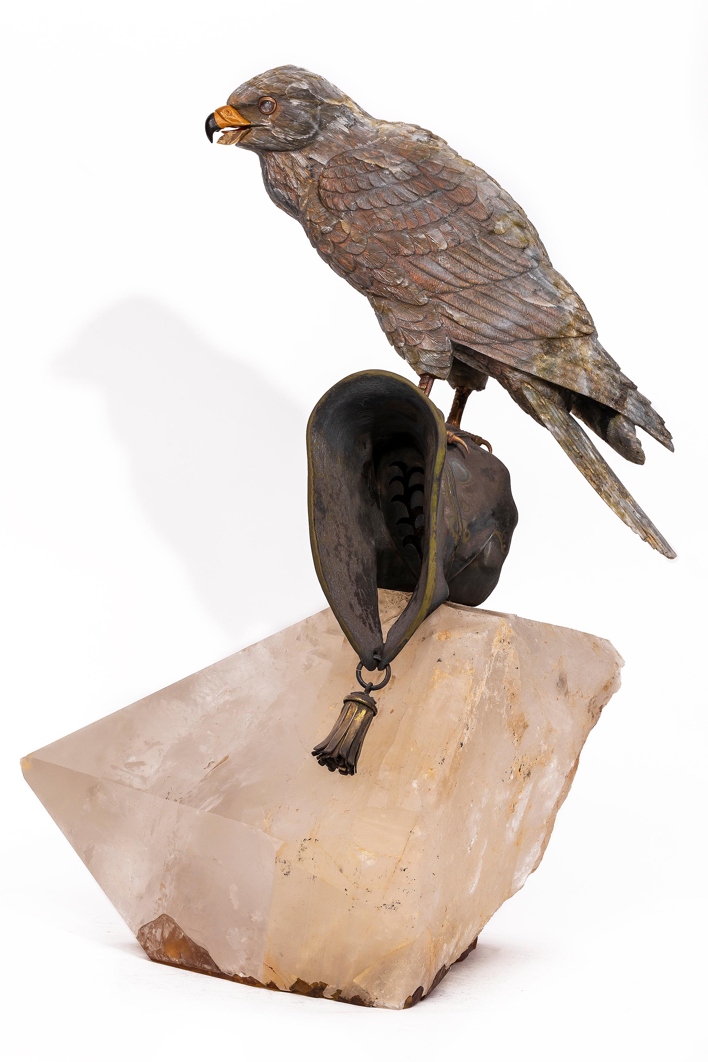 Incroyable, grande et rare sculpture lapidaire représentant un faucon en labradorite semi-précieuse, sculpté et poli à la main, perché sur une main gantée d'argent, montée sur une base en cristal de roche de taille exceptionnelle, avec des yeux en