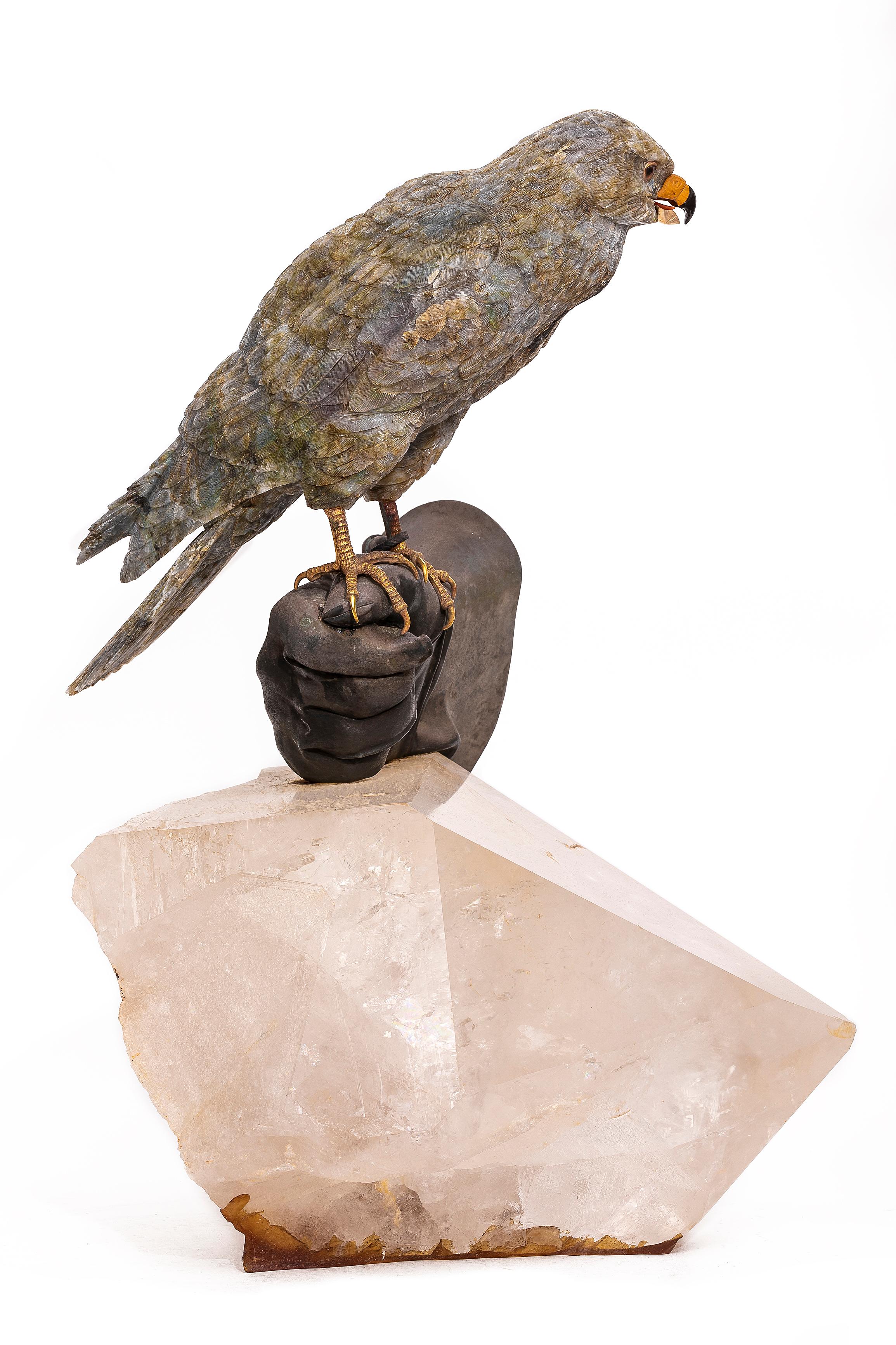 Sculpté à la main Falcon en labradorite semi-précieuse, sculpté et poli à la main, par Zadora en vente