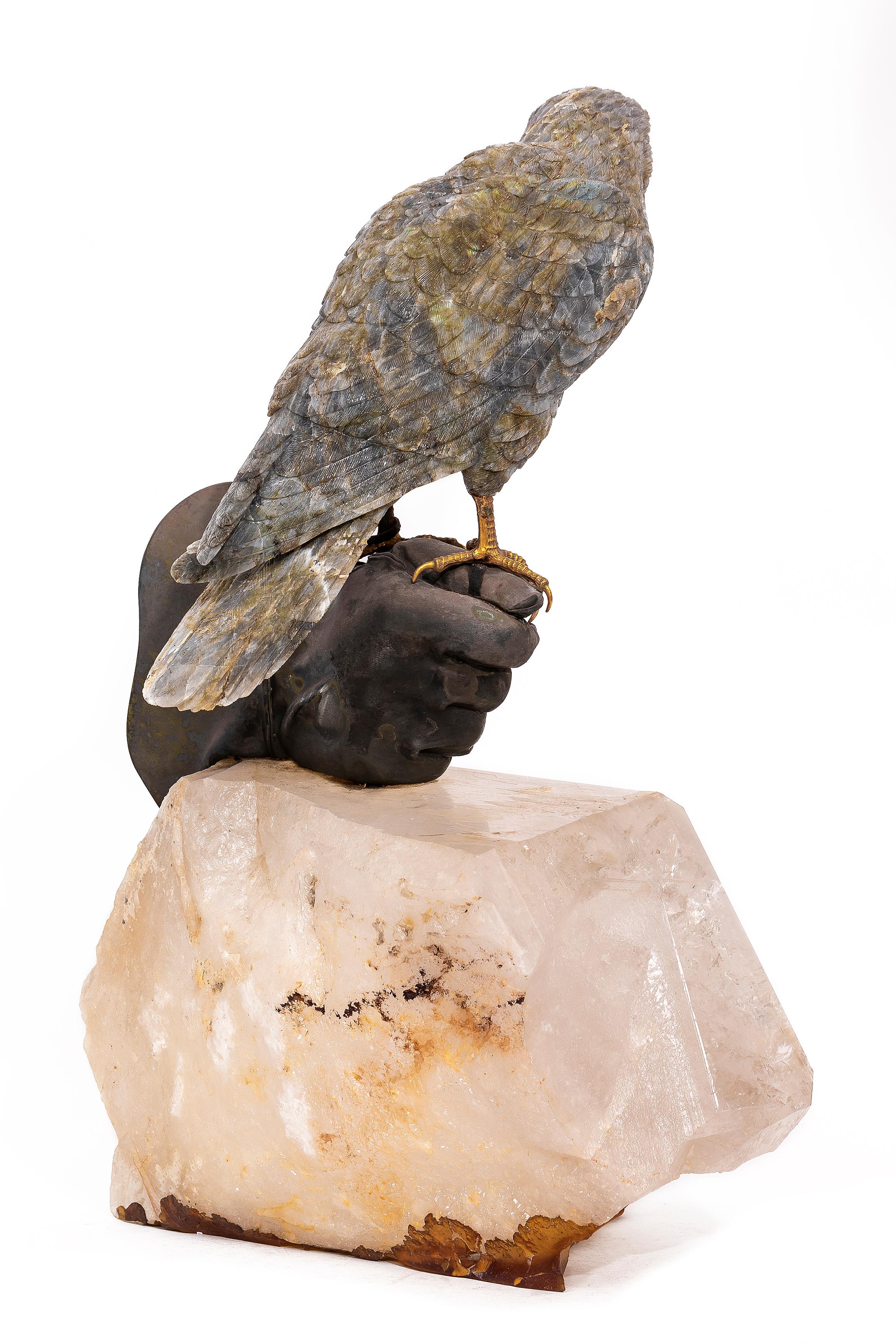 Falcon en labradorite semi-précieuse, sculpté et poli à la main, par Zadora Bon état - En vente à New York, NY