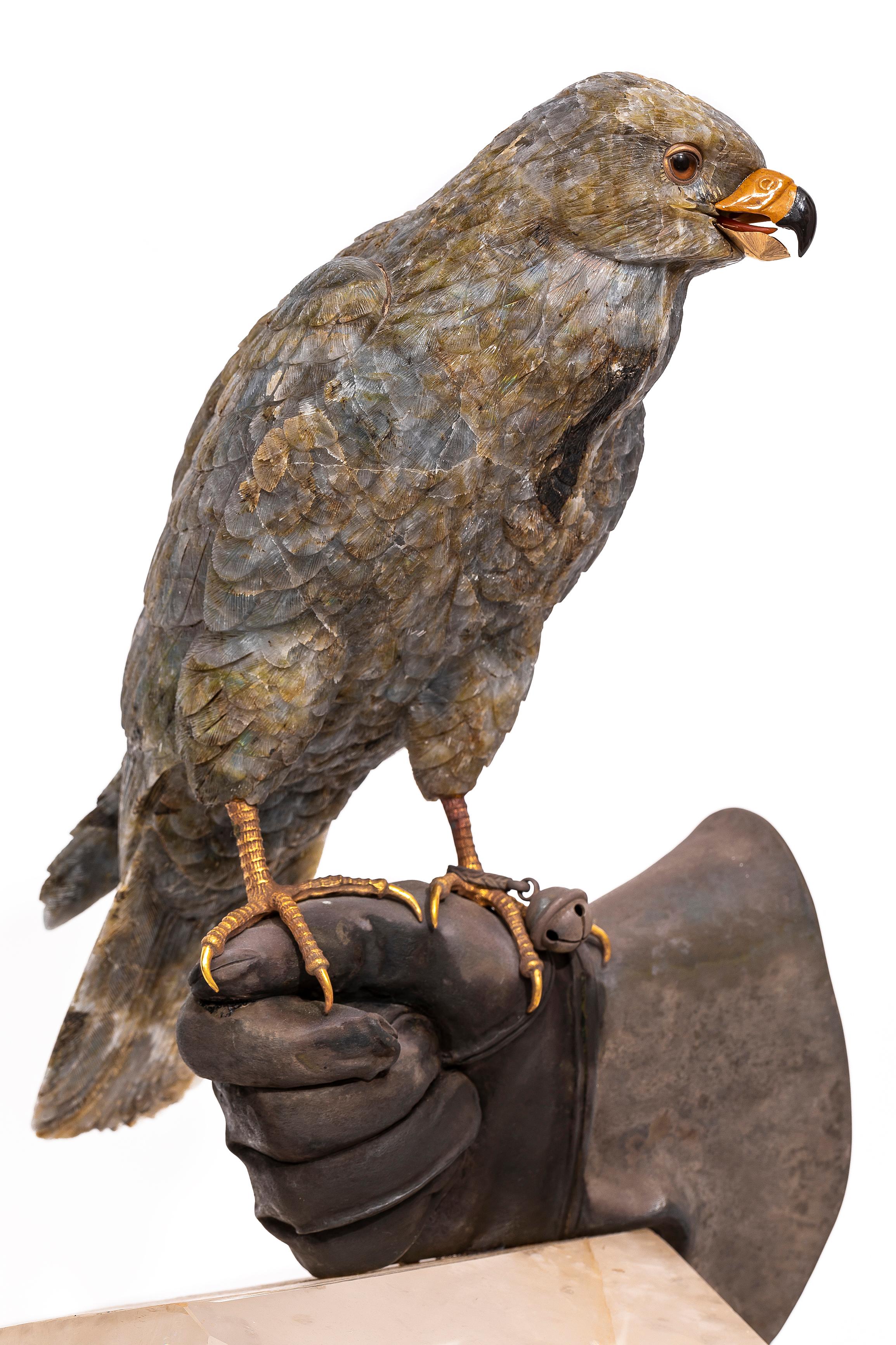 Falcon en labradorite semi-précieuse, sculpté et poli à la main, par Zadora en vente 1