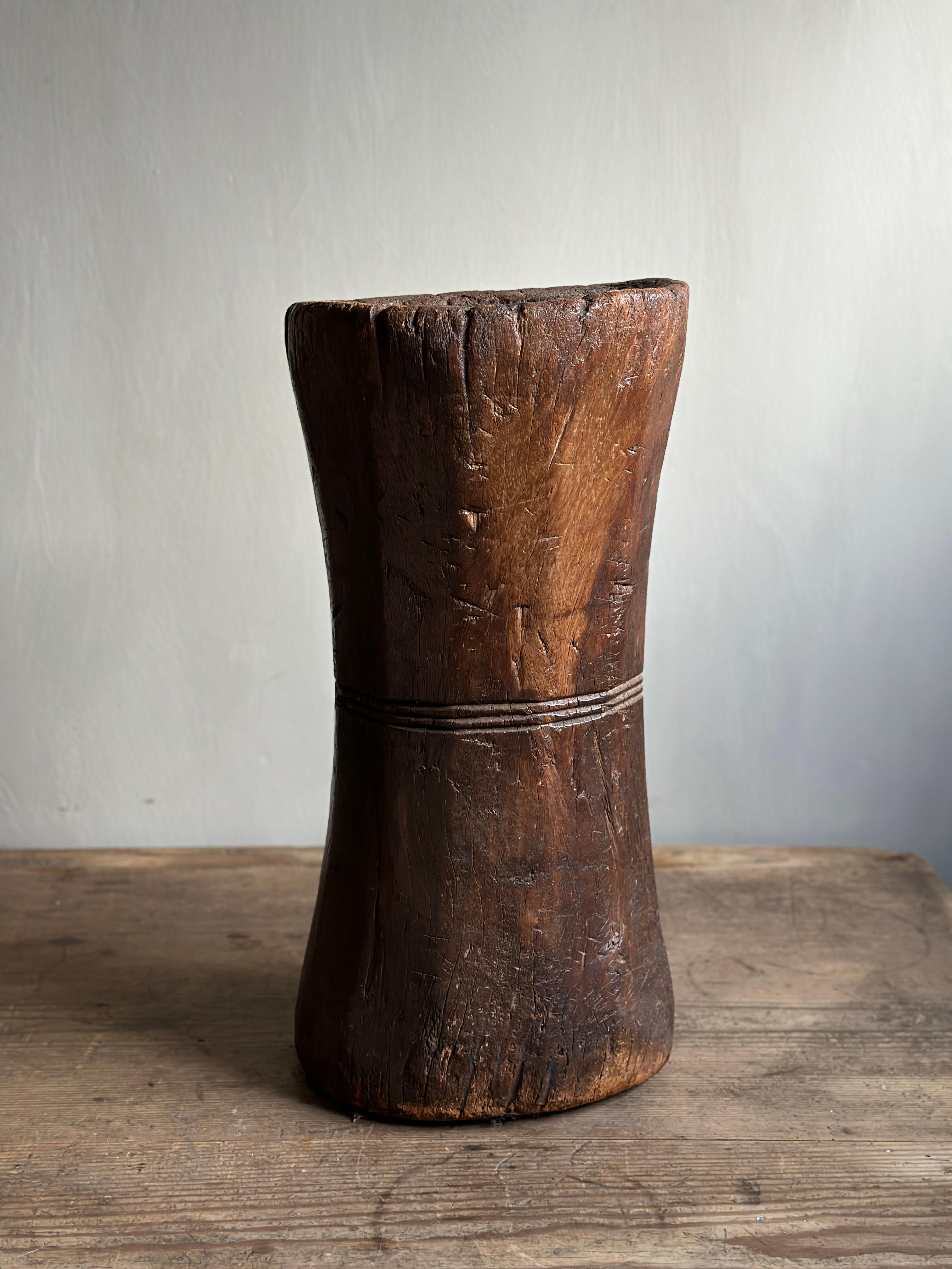 Magnifique mortier Wabi Sabi sculpté à la main qui convient parfaitement à une jardinière. D'un designer inconnu en Afrique, c. début du 20e siècle. 

Usures dues à l'âge et à l'utilisation, avec une magnifique patine d'usage. 
