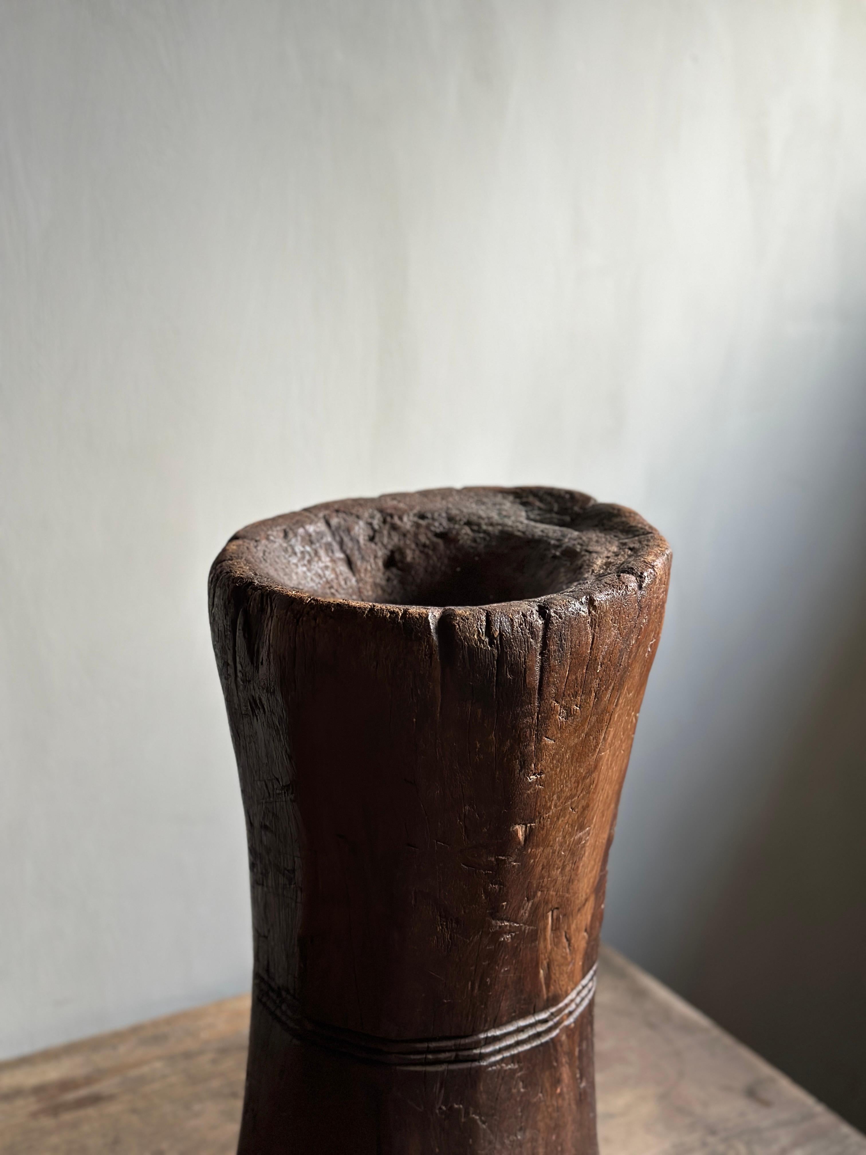 Éthiopien Mortar en bois Wabi Sabi sculpté à la main, Afrique, vers Début du 20e siècle  en vente