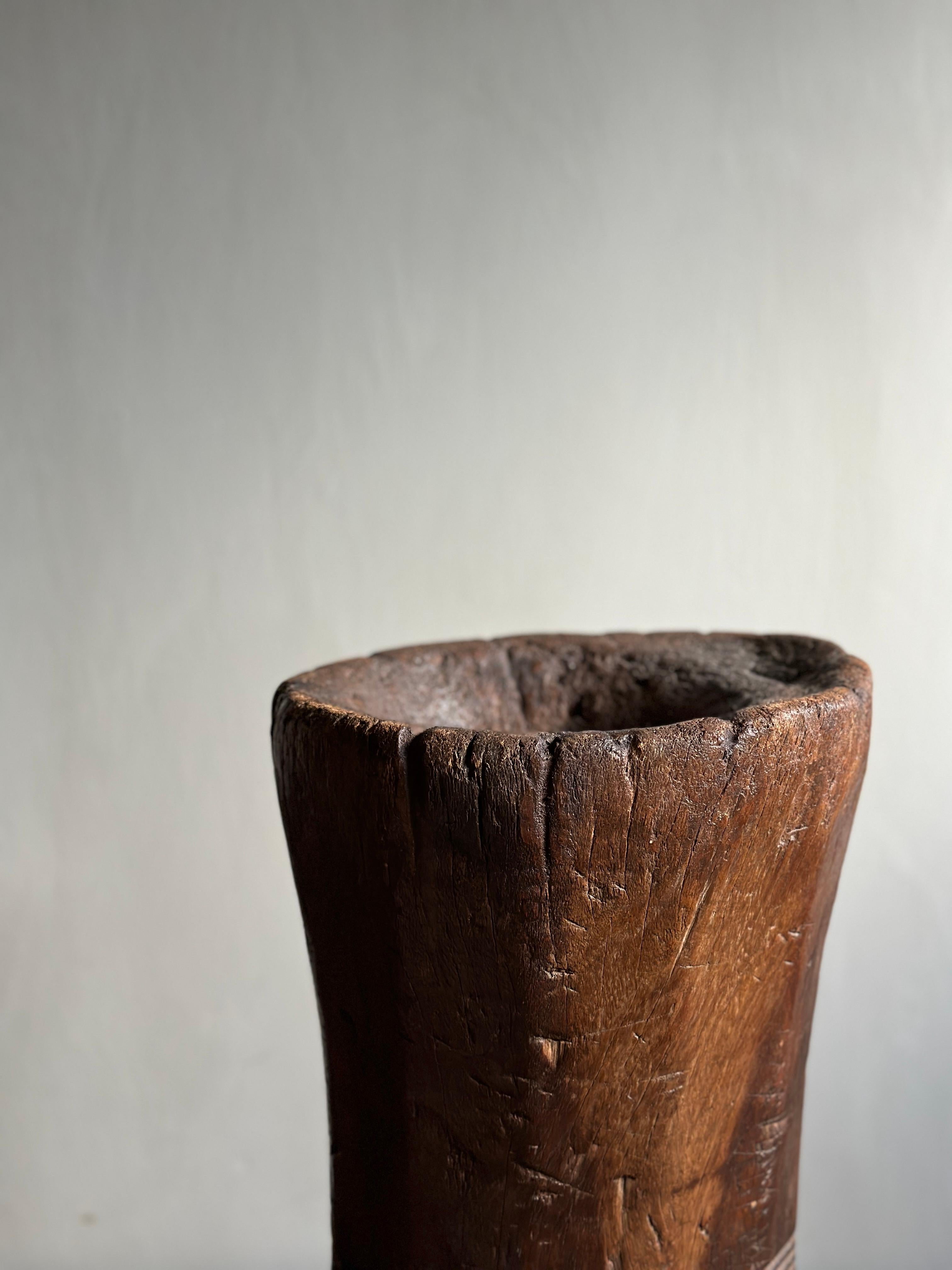 A Hand-Carved Wabi Sabi Wooden Mortar, Africa, c. Early 20th Century  In Good Condition For Sale In Hønefoss, 30
