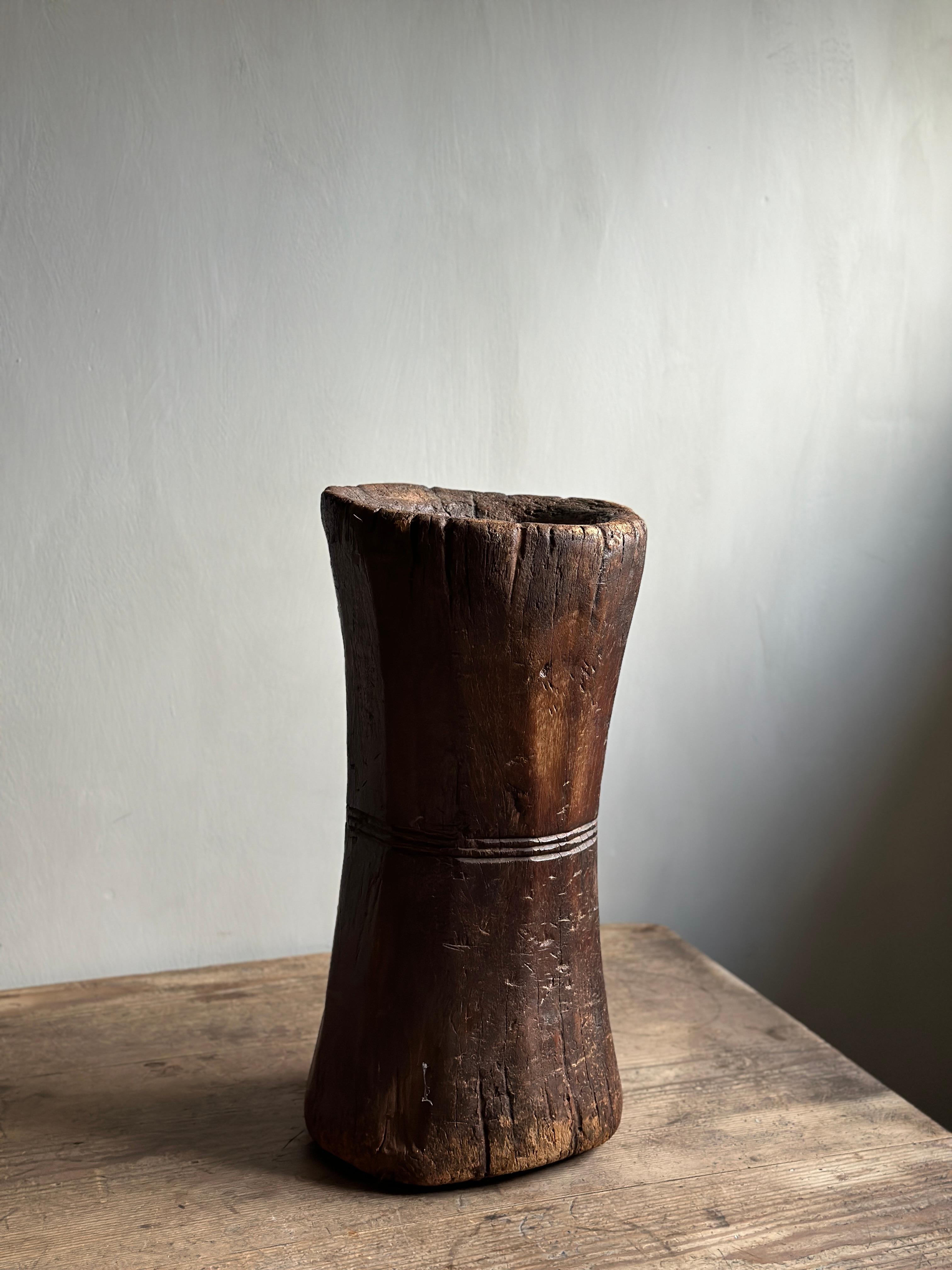 20ième siècle Mortar en bois Wabi Sabi sculpté à la main, Afrique, vers Début du 20e siècle  en vente